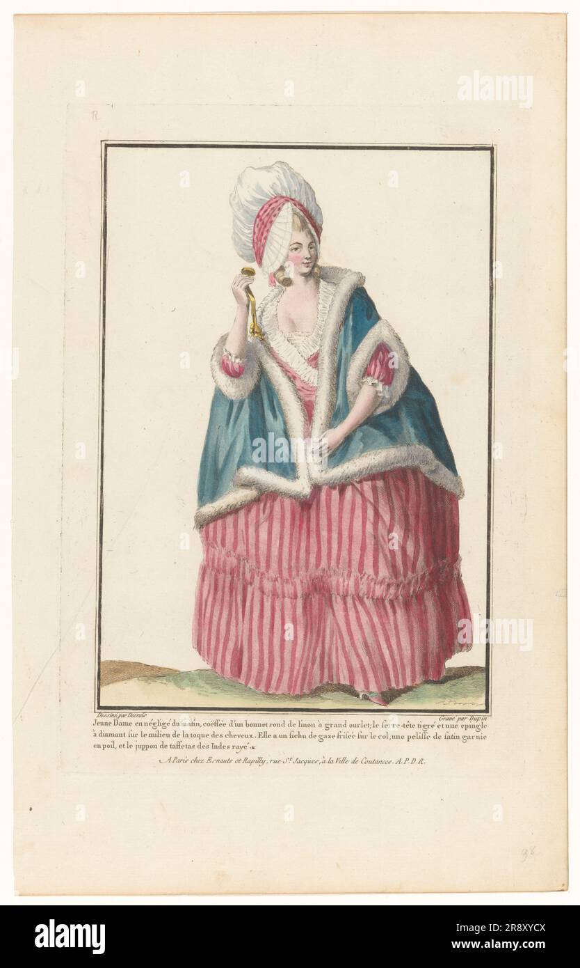 Galerie der französischen Moden und Kostüme, 1779, R. 98: Junge Dame am Morgen neg (...), 1779. 'Jeune dame en négligé du matin, COëffée d'un bonnet rond de Linon àGrand ourlet; le serre-tête tigré et un épingle à diamant sur le Milieu de la toque des cheveux. Elle a un fichu de Gaze frisée sur le col, une pelisse de Satin garnie en poil, et le juppon de taffetas des Indes rayé“. Junge Frau am Morgen Négligé, Leinenhaube mit gepunktetem Schal und Diamantnadel, Fichu aus Rüschen-Gaze, Satinjacke mit Fellbesatz, gestreifter Rock Stockfoto