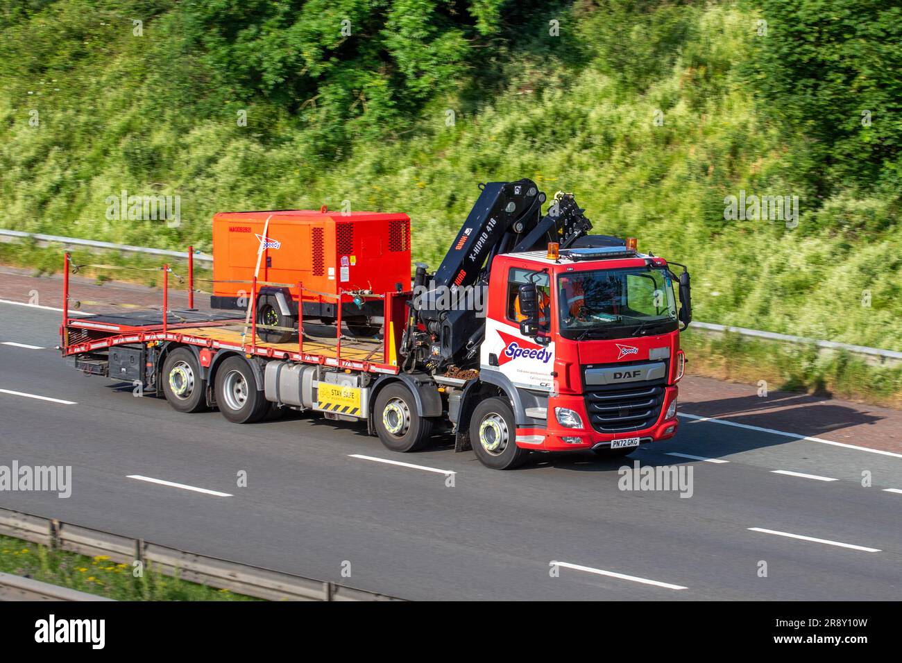 Schnelle LKW-Transport-Lieferwagen, HIAB-Lkw, Transport, LKW, Frachtführer, DAF CF-Fahrzeug, europäische kommerzielle Transportindustrie, M61 in Manchester, Großbritannien Stockfoto