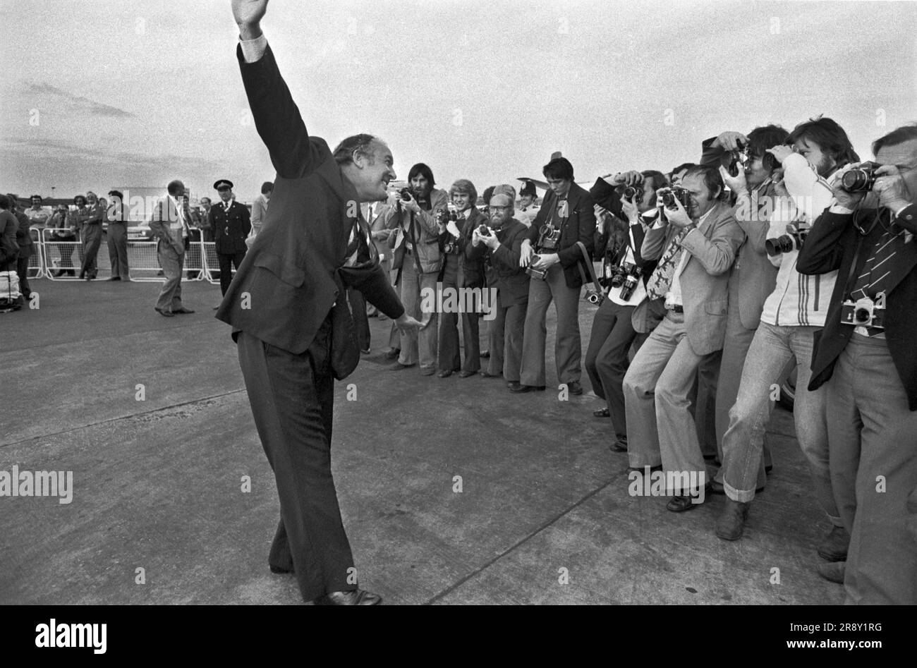 Freddie Laker startete den Skytrain, der erste Flug fand am 26. September 1977 unter großem Hype statt. Dies war ein preisgünstiger, preiswerter Service zwischen London Gatwick und JFK in New York. Freddie Laker trifft auf die Presse; seine normale Pose für Fotografen war mit ausgestreckten Armen und gab vor, eines seiner Flugzeuge zu sein. HOMER SYKES AUS DEN 1970ER JAHREN Stockfoto