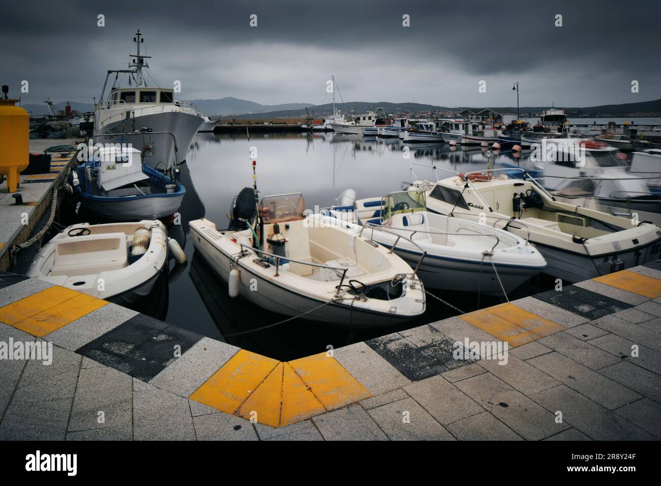 Hafen von Sardinien, Golfo Aranci, Mittelmeer, Boote, dunkle Wolken, Sturm Stockfoto