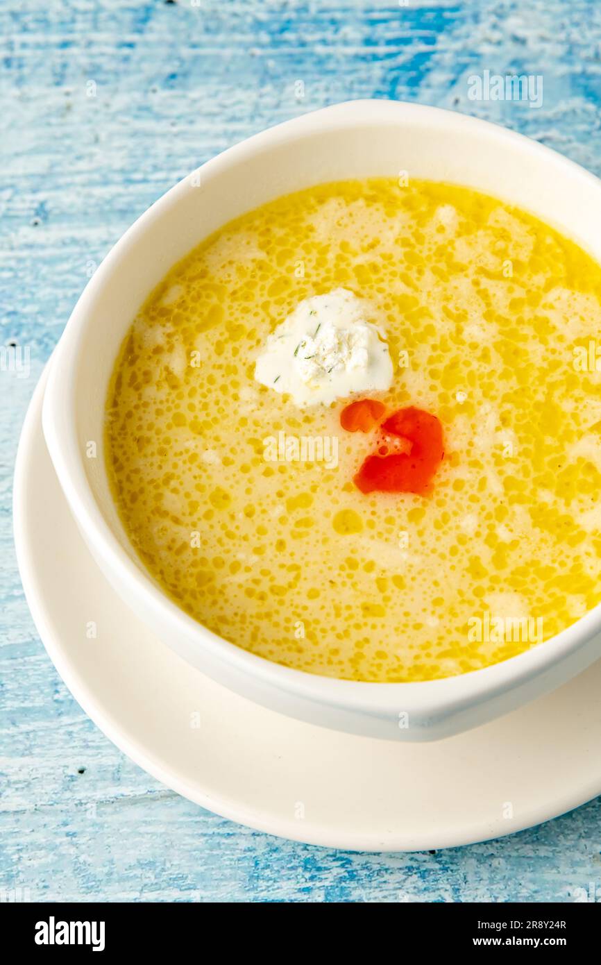 Gewürzte Fischsuppe auf einem weißen Porzellanteller Stockfoto