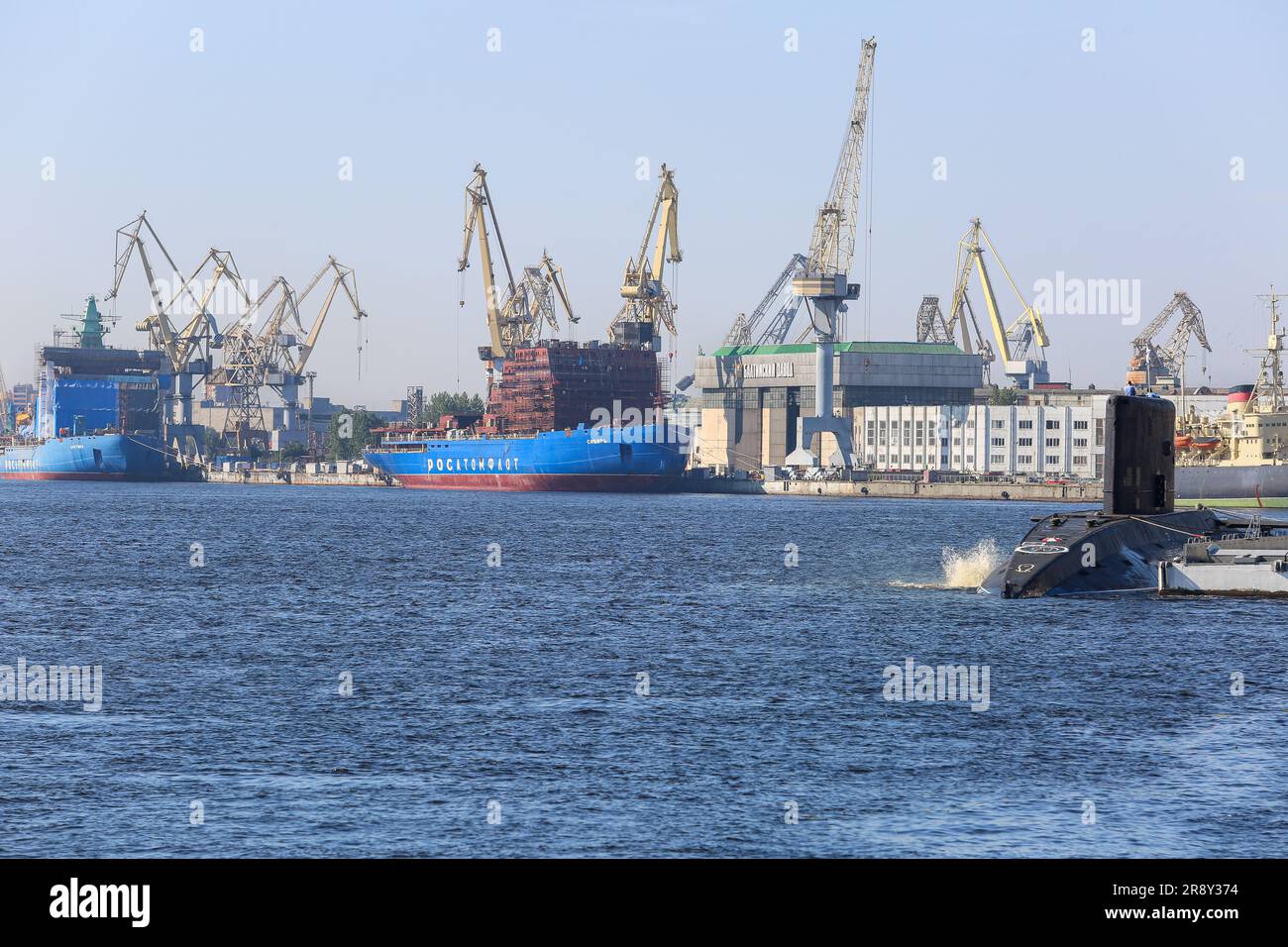 Russisches Angriffs-U-Boot RFS Dmitrov (B-806), Eisbrecher Arktika (Арктика) und Sibir (Сибирь), der größte atomare Eisbrecher der Welt, St. Petersburg Stockfoto