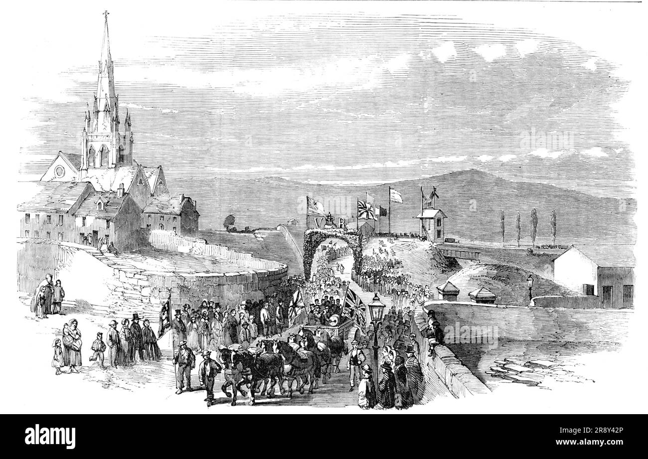 Eröffnung der Barnsley Branch Railway: Die Prozession in die Regent-Street Station, 1857. Die Eröffnungszeremonie bestand aus einer Prozession der Arbeiter, die beim Bau der Linie beschäftigt waren, die durch die Hauptstraßen von Barnsley führte, angeführt von der Barnsley-Blaskapelle, die Musiker saßen in einem Waggon, der von sieben sehr mächtigen Pferden gezeichnet wurde. Eine Prozession von Arbeitern folgte zu Fuß, gefolgt von einem weiteren Waggon, gezogen von vier Pferden, in Winde war die Barnsley Trommel- und Fifenband... [Es gab] zahlreiche Bögen, geschmackvoll dekoriert mit immergrünen... die Bauunternehmer für Stockfoto