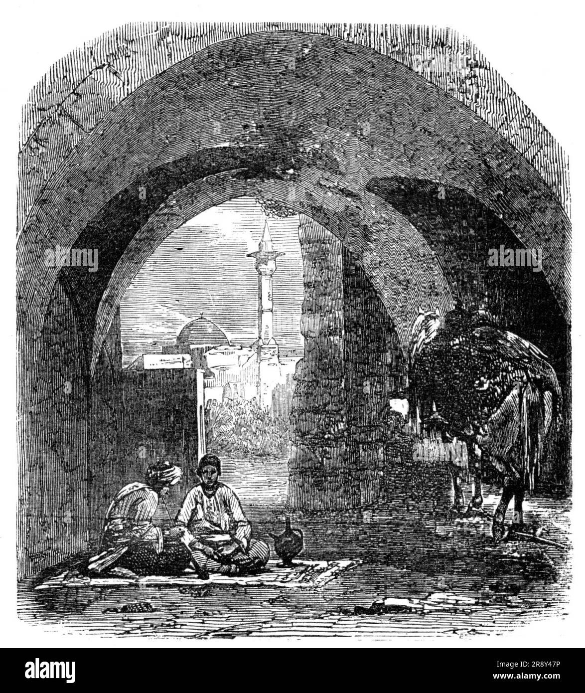 The Desert Route - Tor in den Wänden von Beyrout, 1857. Nahöstliche Szene. Unter dem Tor sitzt ein türkischer Gentleman, der auf dem untrennbaren Begleiter seiner Reisen sitzt, seinem Teppich, raucht seine Ruhestiftung und atmet mit Gusto den coolen zephyr ein, der sich immer und immer über seine ausgetrockneten Merkmale schleicht. In seiner Nähe sitzt ein junger bekannter, vielleicht ein Hummumgee oder Bademann, der einem der benachbarten Dampfbäder gehört. Er brachte ein Bleiglet oder ein Glas mit kaltem Wasser, aus dem sie abwechselnd ihre ausgetrockneten Lippen befeuchten und dann die Pfeife wieder einführen Stockfoto