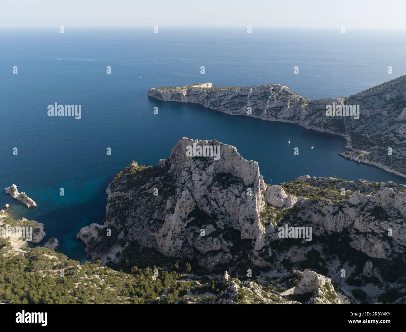 Das Massif des Calanques ist ein wildes und zerklüftetes Gelände, das sich vom 9. Arrondissement von Marseille nach Osten in Richtung Cassis erstreckt. Stockfoto