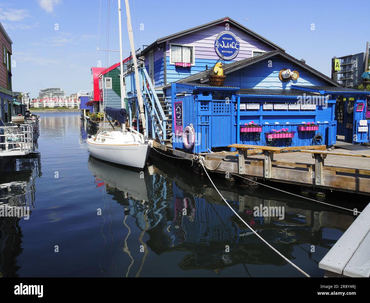 Fishermans Warf Victoria Inner Harbour Kanada mit sehr bunten schwimmenden Gebäuden Stockfoto