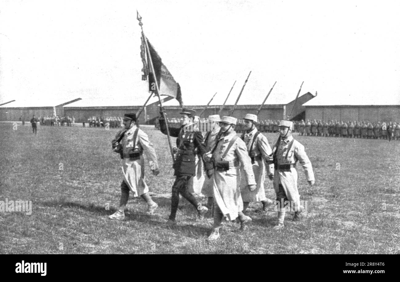 "Le Drapeau de L'Aviation; Le Dradeau de l'Aviation porte par Guyemer, alors sous Lieutenant, apres sa remise au Premier Groupe de l'arme, le 13 Mai 1916, a Longvic, Pres de Dijon", 1916. Aus „L'Album de la Guerre 1914-1919, Band 2“ [L'Illustration, Paris, 1924]. Stockfoto