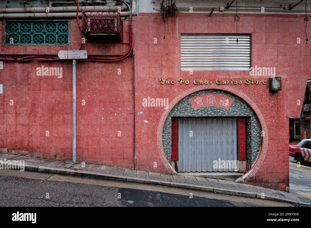 Hongkong, China - 24 2023. April: Circle Store Window in Sheung Wan neben dem man Mo Tempel Stockfoto