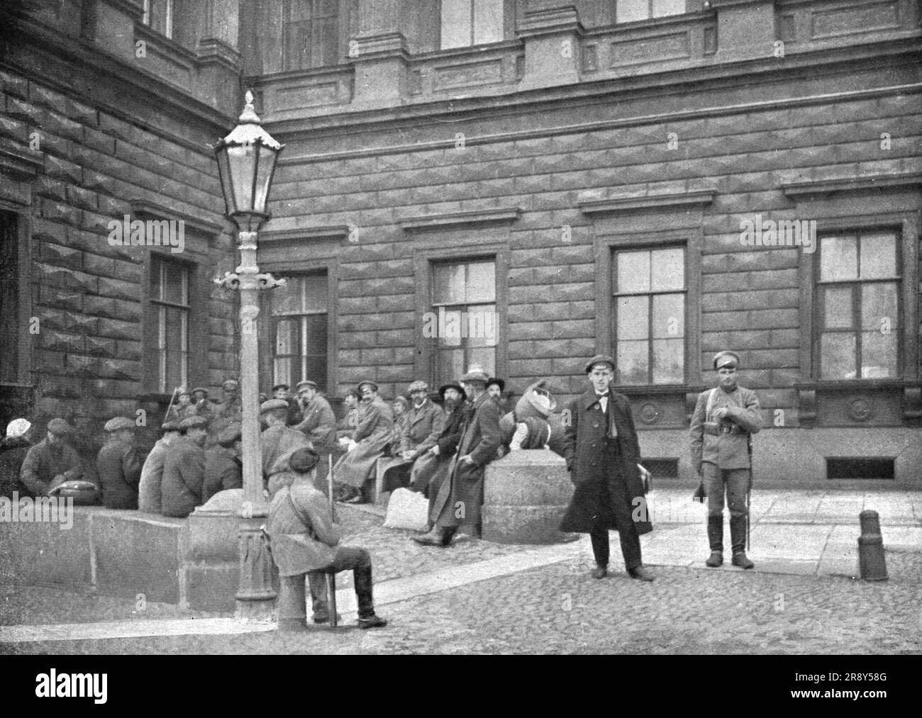 „La terreur Rouge; La „Bourgeoisie“ traquee; Groupe d'otages arretes par les Rouges devant le Palais Marie, a Petrograd, le 26 septembre 1918“, 1918. Aus „L'Album de la Guerre 1914-1919, Band 2“ [L'Illustration, Paris, 1924]. Stockfoto