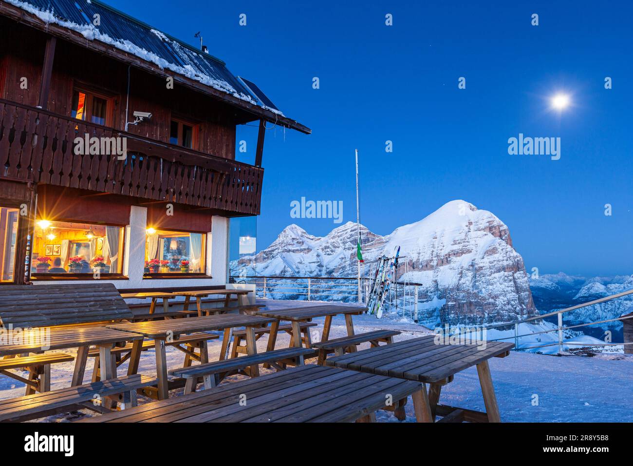 Rifugio Lagazuoi bei Nacht, Belluno, Südtirol, Dolomiten, Italien, Im Winter Stockfoto