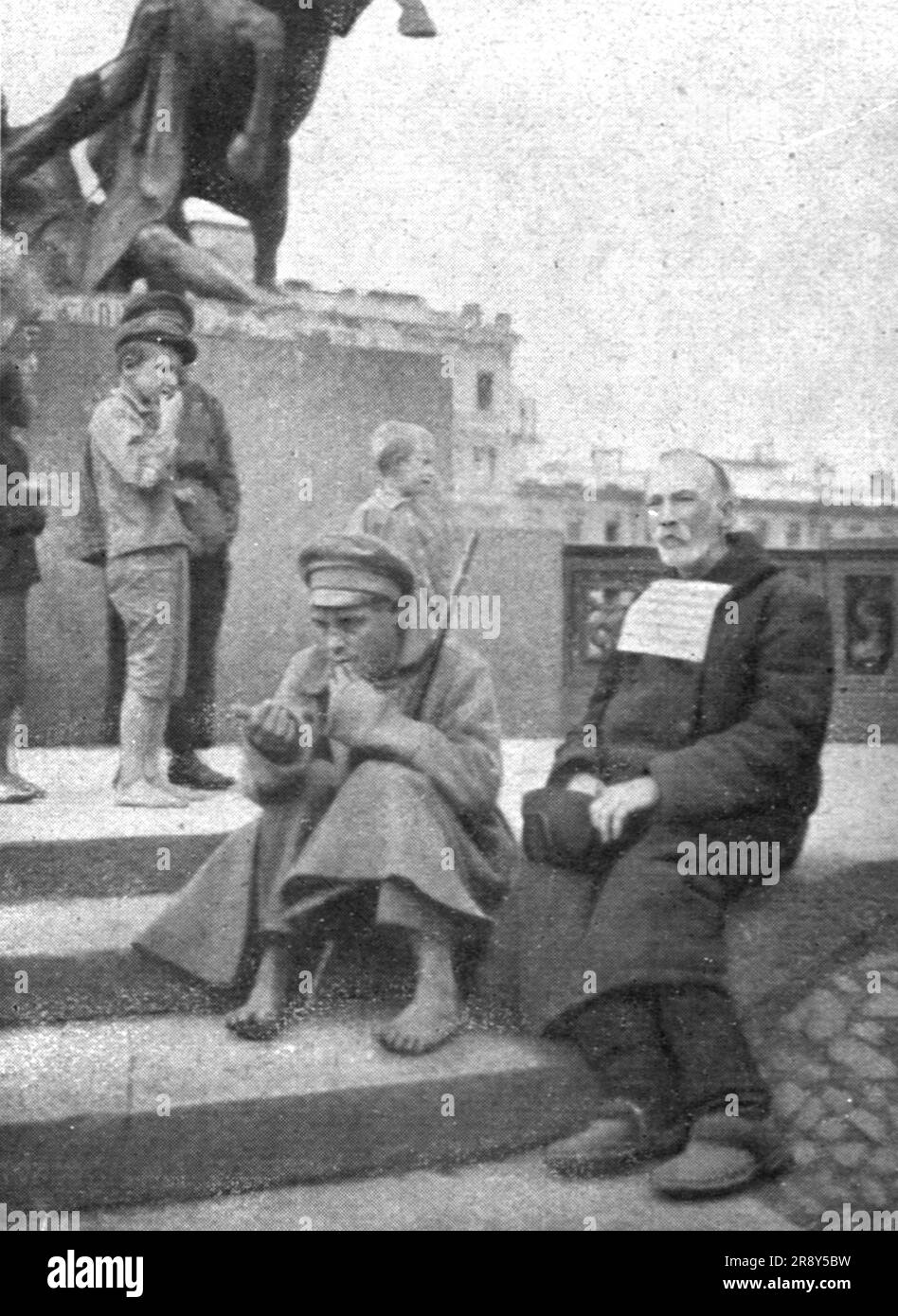 "La Fin de Trois Empires; Dans la Russie des Sowjets; Soldat russe aveugle de guerre, pieds nus, mendiant sur le pont de la Fontanka", 1918. Aus „L'Album de la Guerre 1914-1919, Band 2“ [L'Illustration, Paris, 1924]. Stockfoto