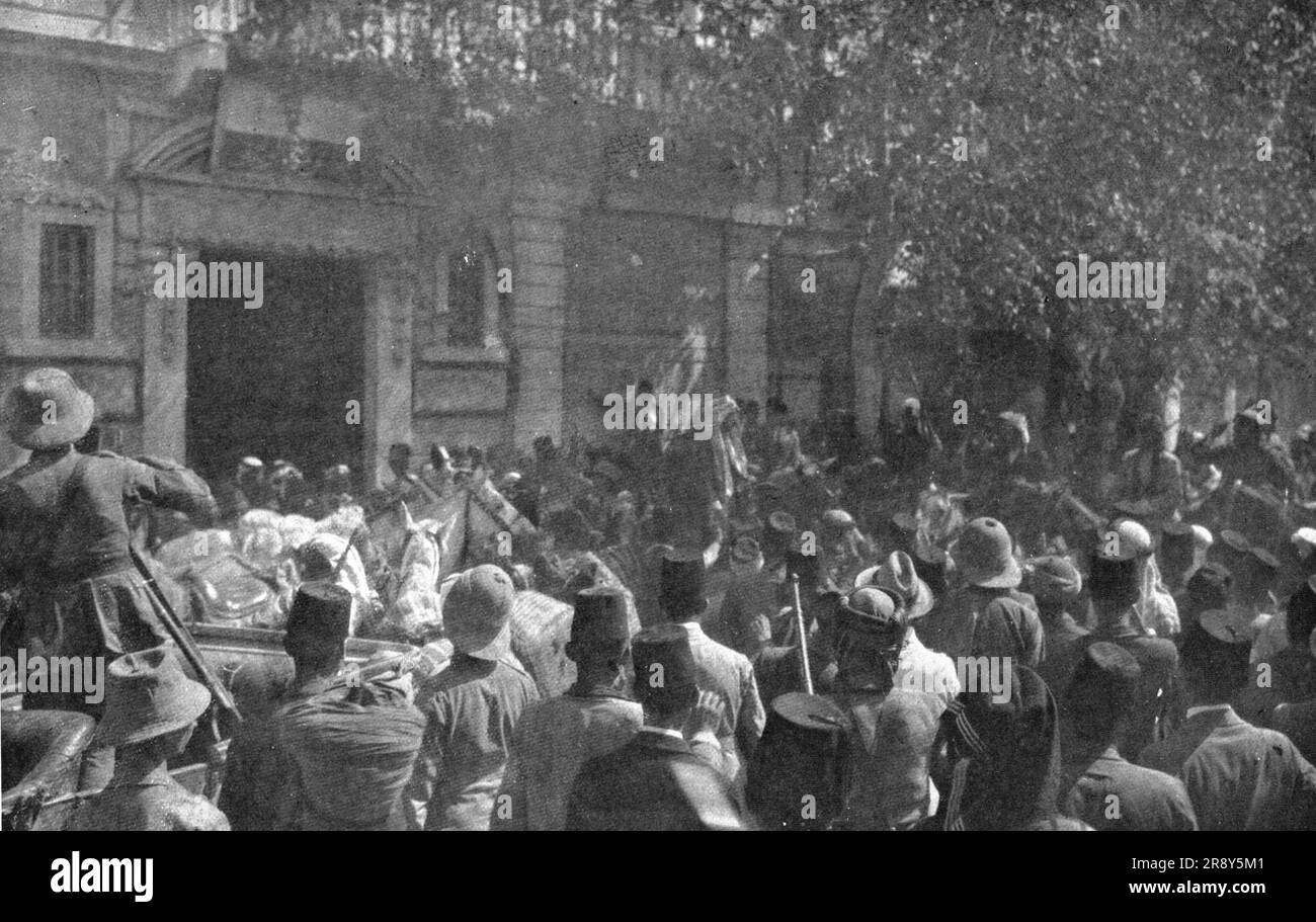 L'Occupation de Damas; L'emir Feycal, fils du cherif Hussein, roi du Hedjaz, entre a Damas le 2 octobre a la te des troupes arabes, sort de l'Hotel ou il est venu rendre visite au General Allenby; l'emir est a cheval, au Centre de la Photographie', 1918. Aus „L'Album de la Guerre 1914-1919, Band 2“ [L'Illustration, Paris, 1924]. Stockfoto