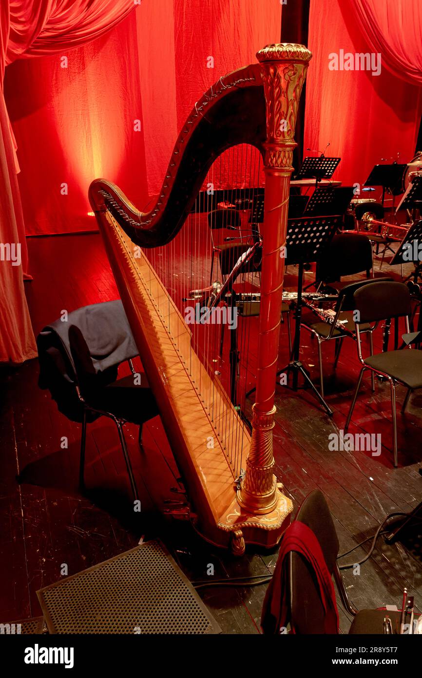 Bild einer Musikinstrumentenharfe auf der Theaterbühne in der Pause Stockfoto