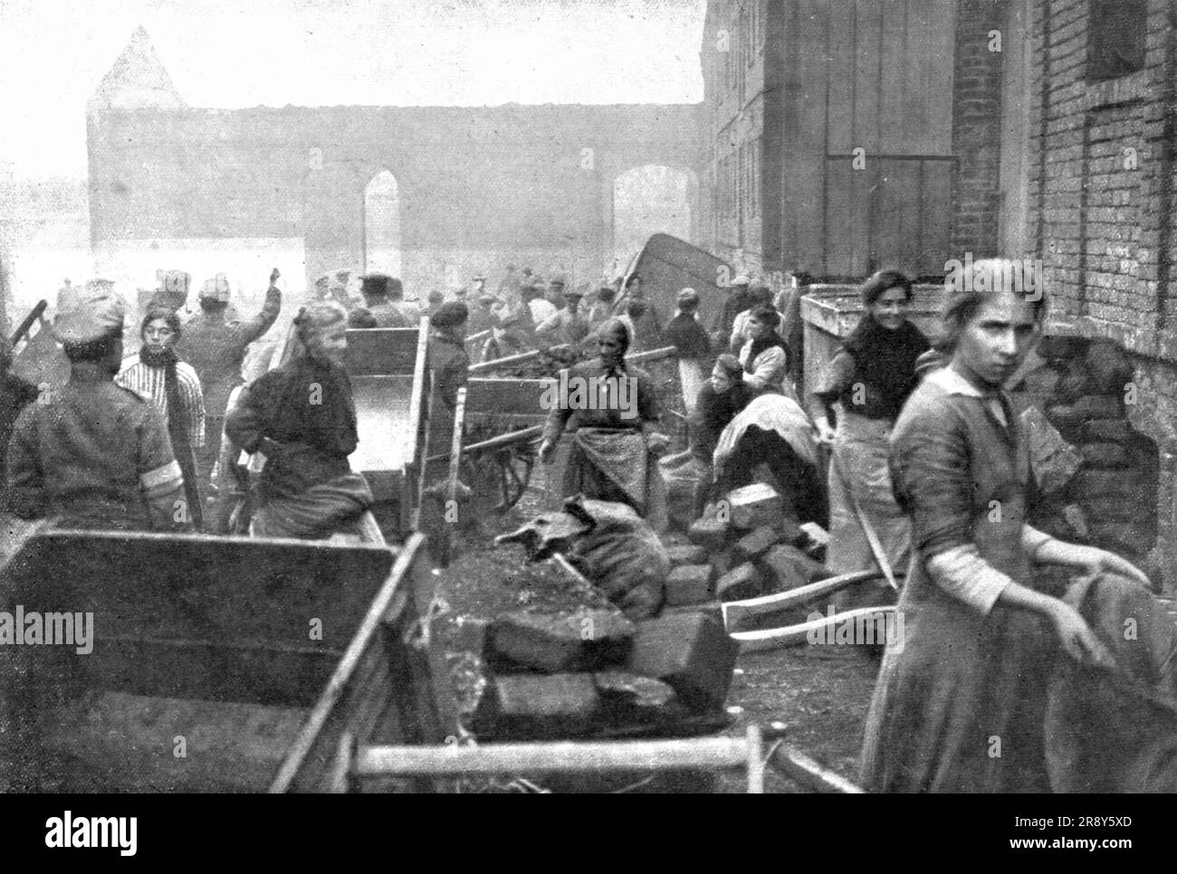 "Parmi les Populations delivrees; A caudry; habitants venus chercher les vivres distribues par l'intendance Britain', 1918. Aus „L'Album de la Guerre 1914-1919, Band 2“ [L'Illustration, Paris, 1924]. Stockfoto