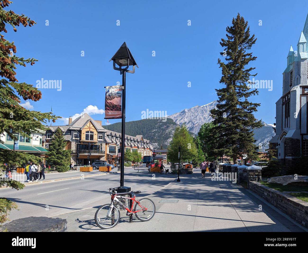 Banff Stadt Alberta Kanada umgeben von Bergen. An der Lampenpfosten anlehnen Stockfoto