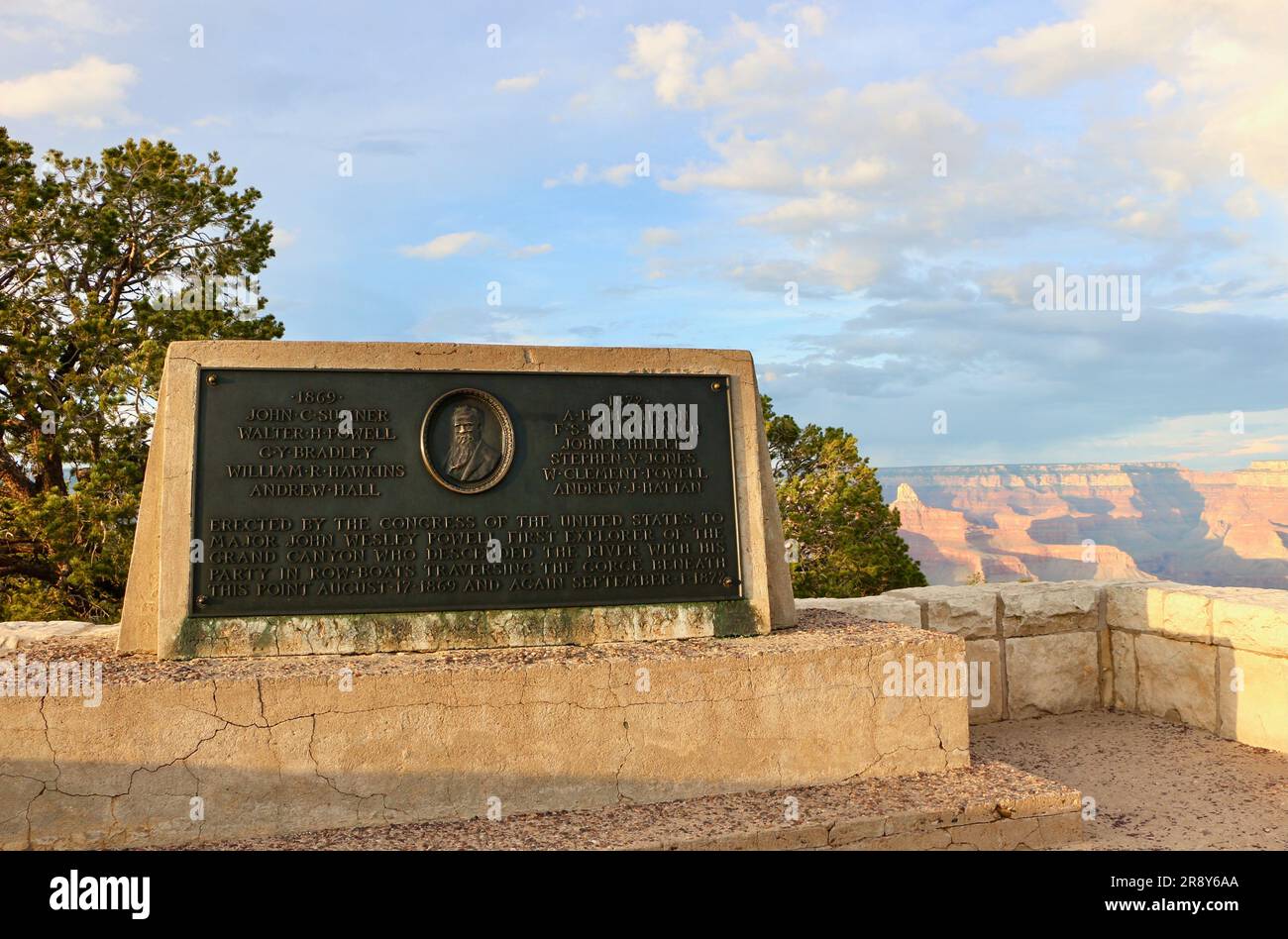 Gedenkplakette für den Geologen Major John Wesley Powell, der am 17. August 1869 den Colorado River durch den Grand Canyon Arizona USA navigiert Stockfoto
