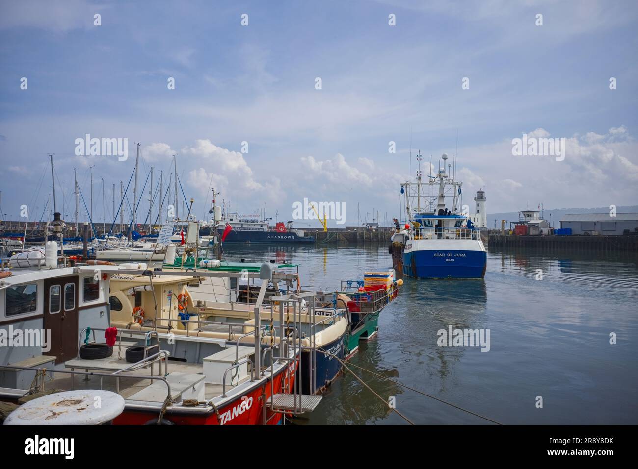 Jakobsfischerboot ob 278 Star of Jura verlässt den Hafen von Scarborough Stockfoto