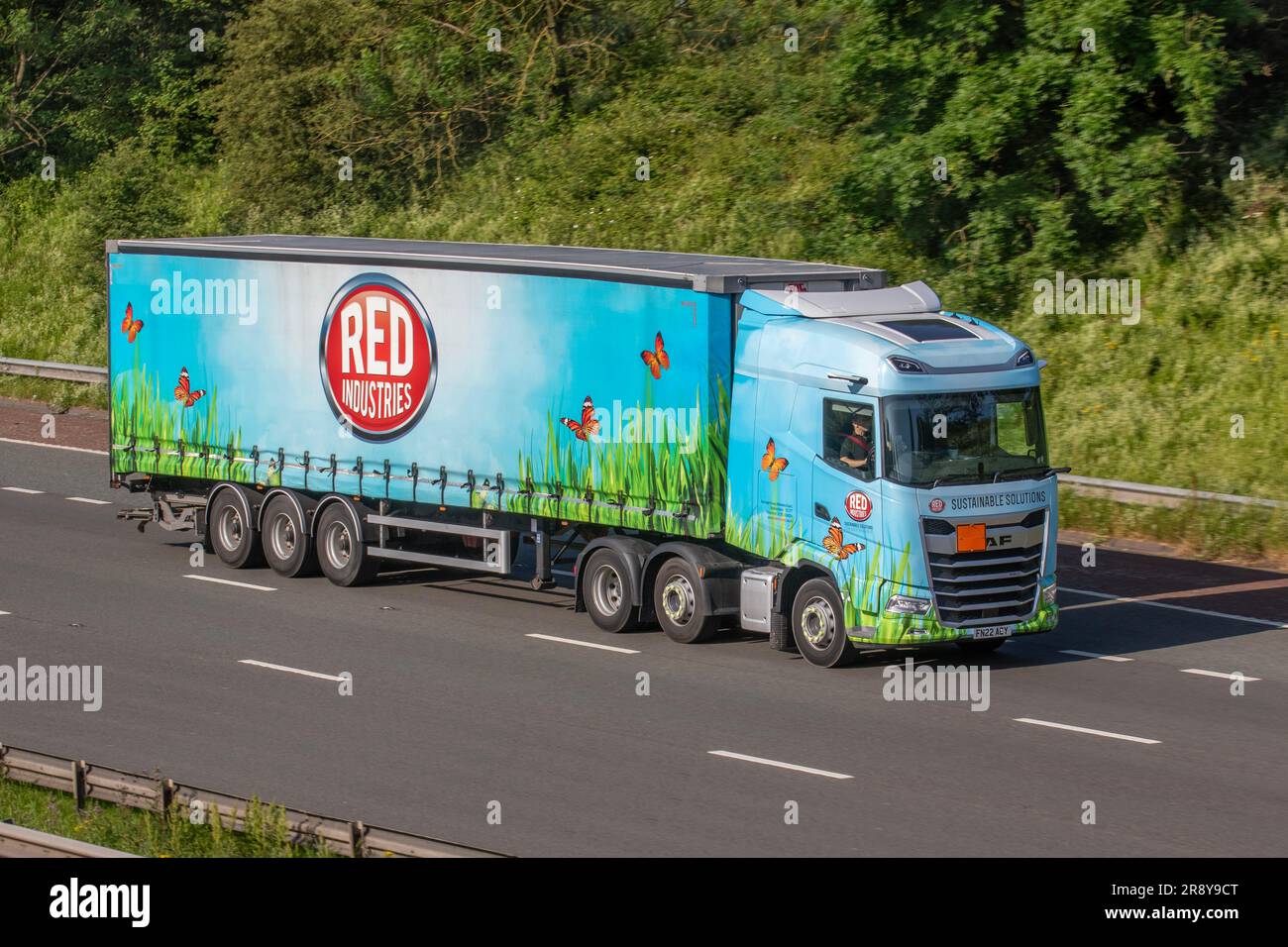 RED Industries Waste Management, 2022 DAF Trucks XG (NGD); Fahrt auf der Autobahn M6 im Großraum Manchester, Großbritannien Stockfoto