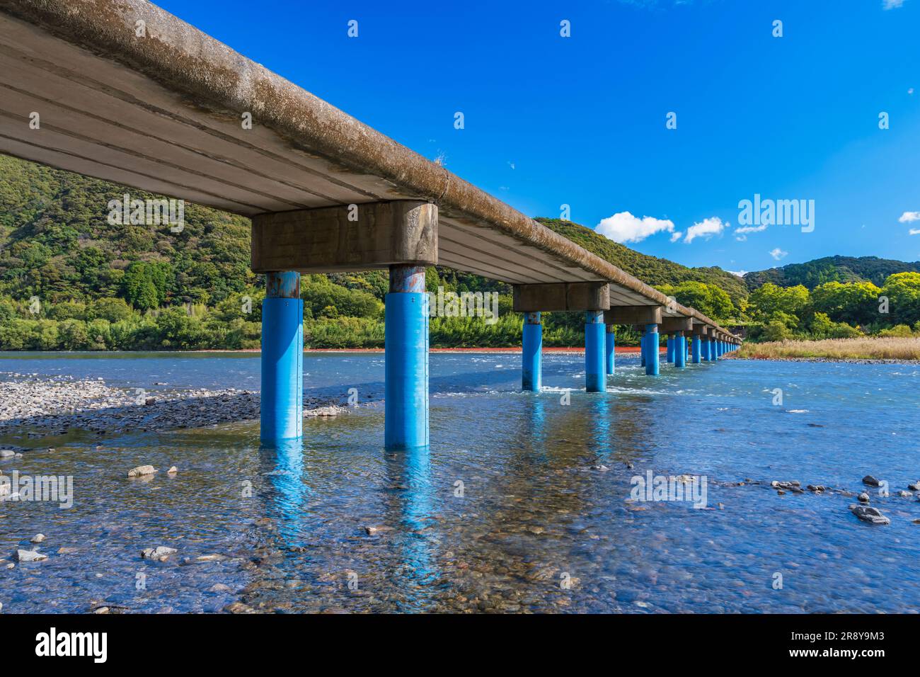 Shimanto River und Sada Chinkabashi Bridge im Herbst Stockfoto