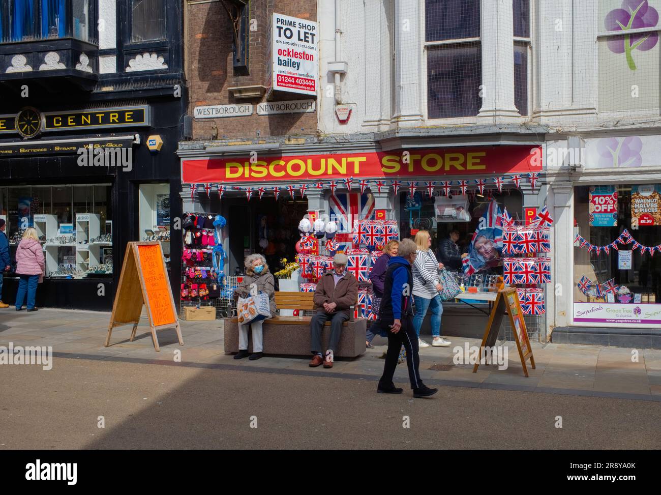 Union Jacks und andere königliche Artikel zum Verkauf in einem Discount Store, Scarborough Stockfoto