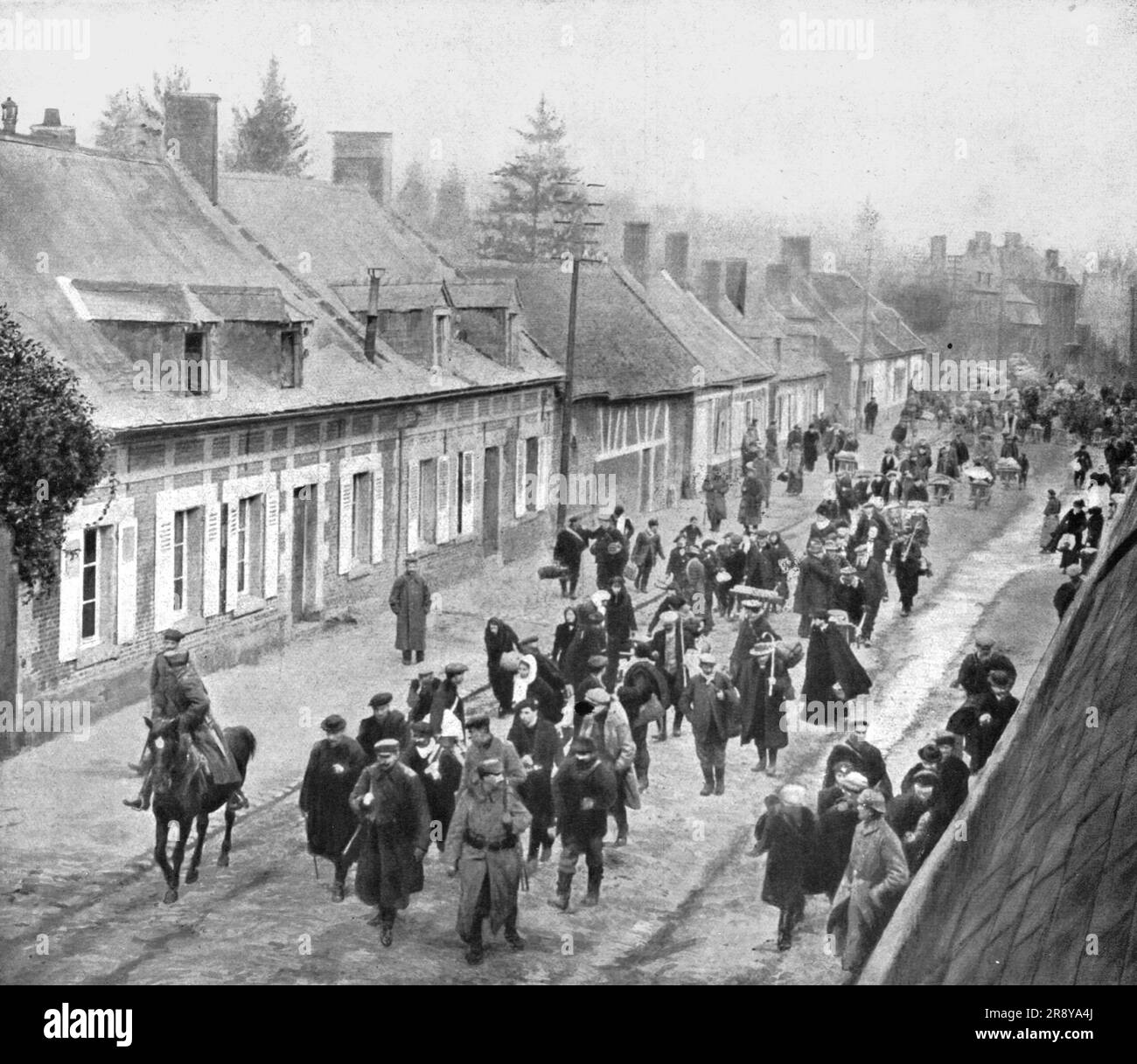 "Une Population francaise emmenee en captivite: A Guiscard (Oise), le 16 fevrier 1917, les Allemands, prepare leur retraite, evacuent les habitants de 15 a 60 ans et les ouvriers specialistes quel que soit leur age, au total 314 personnes", 1917. Aus „L'Album de la Guerre 1914-1919, Band 2“ [L'Illustration, Paris, 1924]. Stockfoto