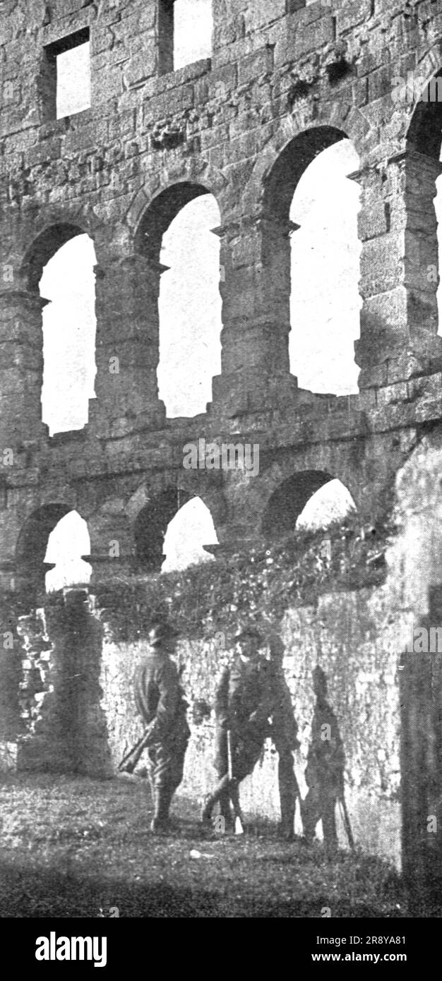 "Du Bosphore a L'Adriatique; Factionnaires italiens de Garde a l'Amphitheatre romain de Pola", 1918. Aus „L'Album de la Guerre 1914-1919, Band 2“ [L'Illustration, Paris, 1924]. Stockfoto