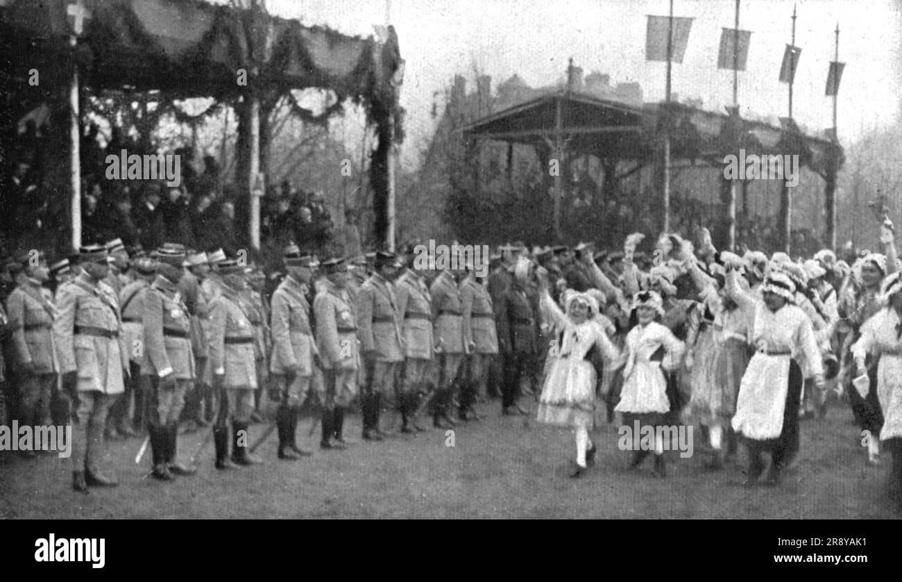 "Les fetes du 8 Decembre 1918 a Metz; Le defile des jeunes Lorraines devant les tribunes officielles", 1918. Aus „L'Album de la Guerre 1914-1919, Band 2“ [L'Illustration, Paris, 1924]. Stockfoto