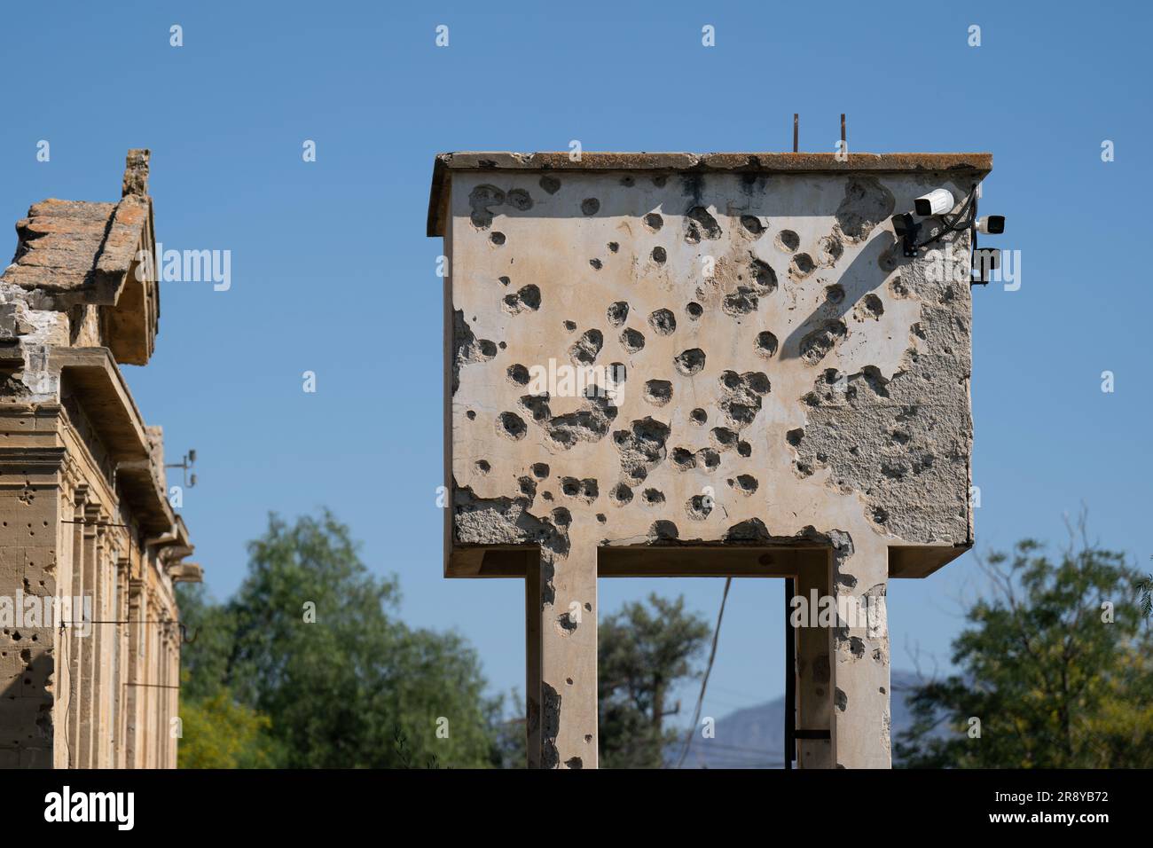 Einschusslöcher in Gebäuden in der Pufferzone in Nikosia, Zypern. Als Mitglied der Friedenstruppe der Vereinten Nationen in Zypern hält die Haushaltskavallerie den Frieden und die Stabilität in einem Gebiet aufrecht, das auf die Öffentlichkeit beschränkt ist und seit der Waffenruhe im August 1974 den türkisch-zyprischen Norden und den griechisch-zyprischen Süden getrennt hat. Die Pufferzone erstreckt sich über etwa 180 km und umfasst verlassene Häuser und geschlossene Betriebe, aus der Zeit, als die Bewohner während der türkischen Invasion zur Flucht gezwungen wurden. Foto: Donnerstag, 22. Juni 2023. Stockfoto