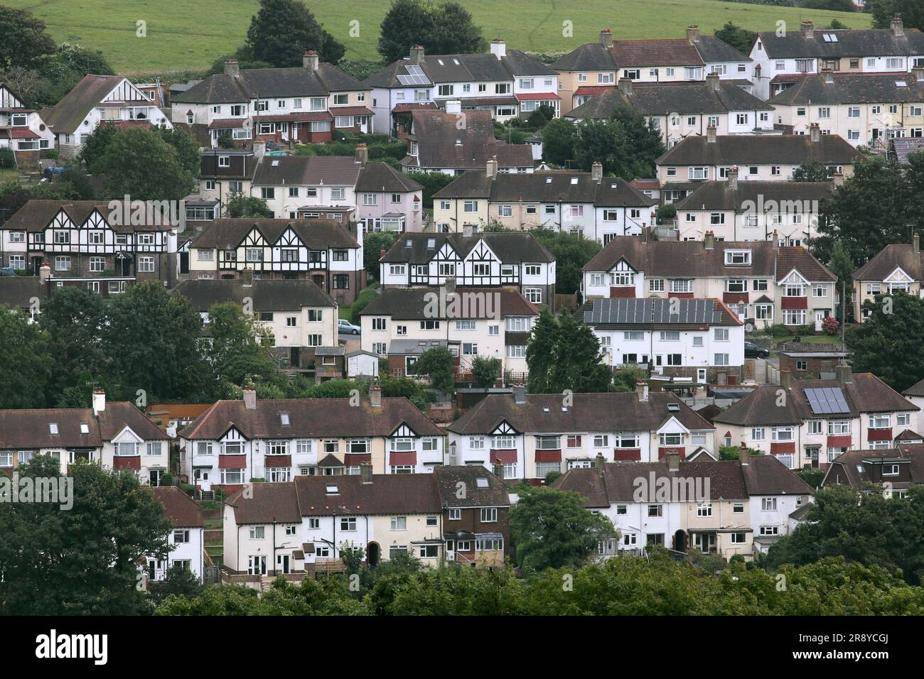 Ein Blick auf die Unterkünfte zwischen den Kriegen auf einem Hügel in Moulsecoomb, Brighton. Stockfoto