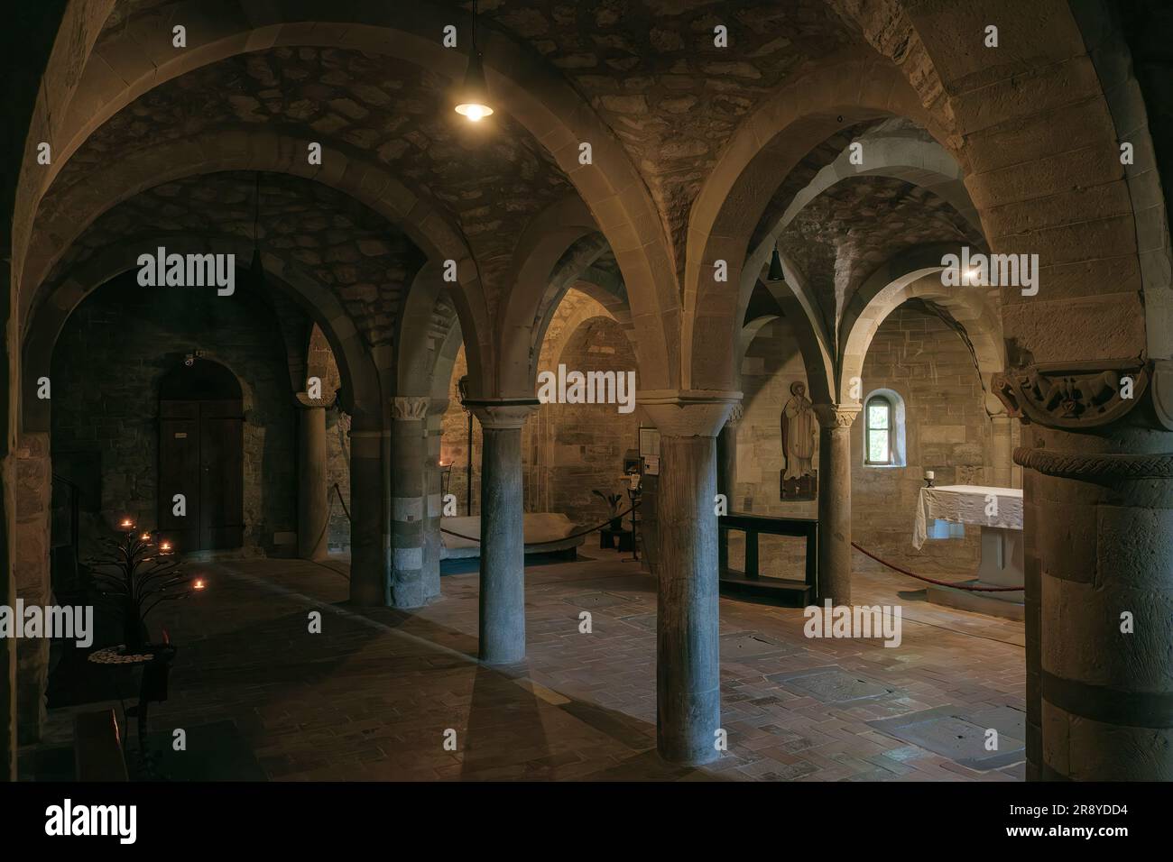 Blick in die alte Kirche des Dorfes San Leo in der Region Emilia Romagna, Italien Stockfoto