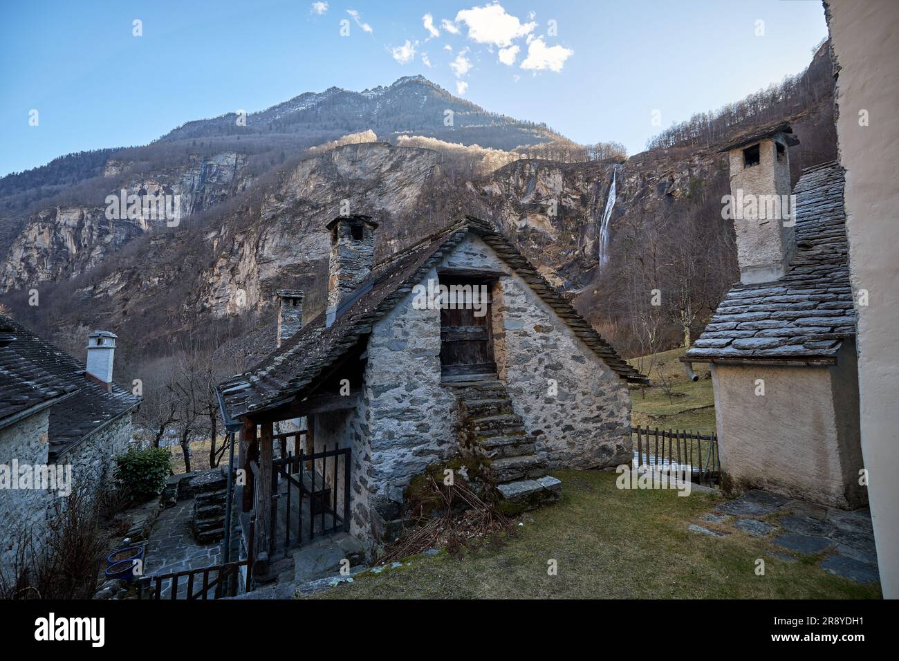 Ein Blick auf das malerische Dorf Foroglio in der Schweiz mit seinen traditionellen Steinhäusern, eingebettet zwischen der zerklüfteten Berglandschaft Stockfoto