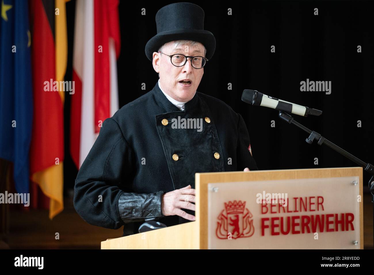 Berlin, Deutschland. 23. Juni 2023. Norbert Skrobek, Leiter der Schornsteinfeger-Gilde, spricht auf der Pressekonferenz. Mit ihrer Initiative "Keine Gewalt gegen Rettungskräfte" möchten der Schornsteinfeger und die Feuerwehr auf die zunehmenden Angriffe auf Rettungskräfte aufmerksam machen. Kredit: Hannes P. Albert/dpa/Alamy Live News Stockfoto