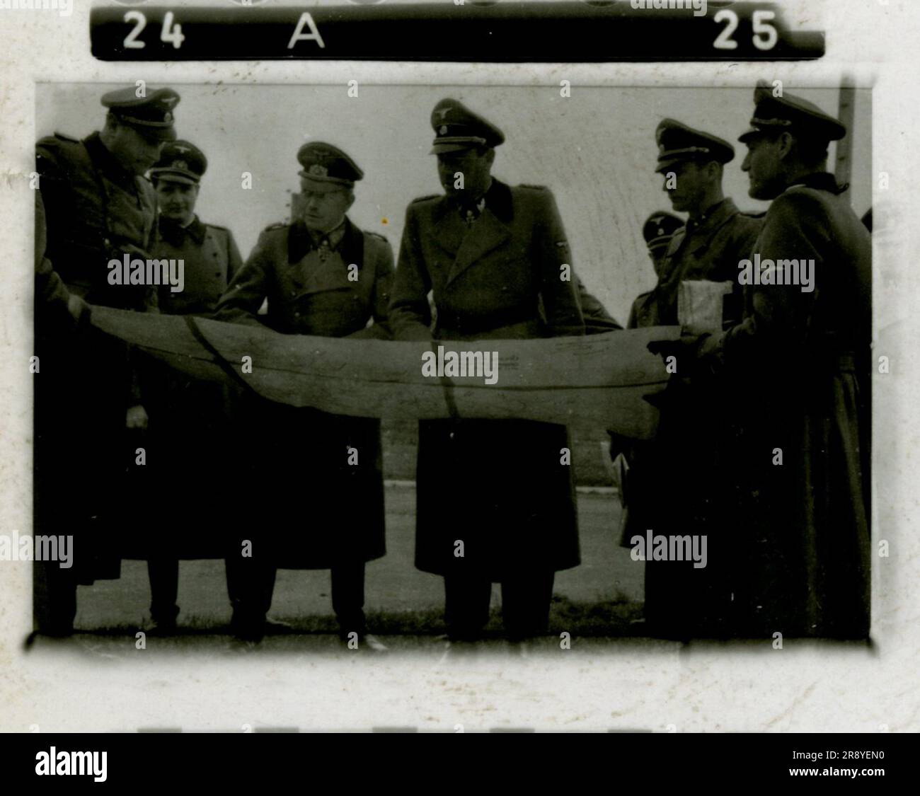 SS-Fotograf Damher, Holland 1944, tötete deutsche Militärs mit Auto, Soldatenporträt, Panther-Panzer, eine Gruppe hochrangiger Offiziere mit einer Karte. Bilder der Frontaktivitäten der Waffen-SS-Einheiten. Stockfoto