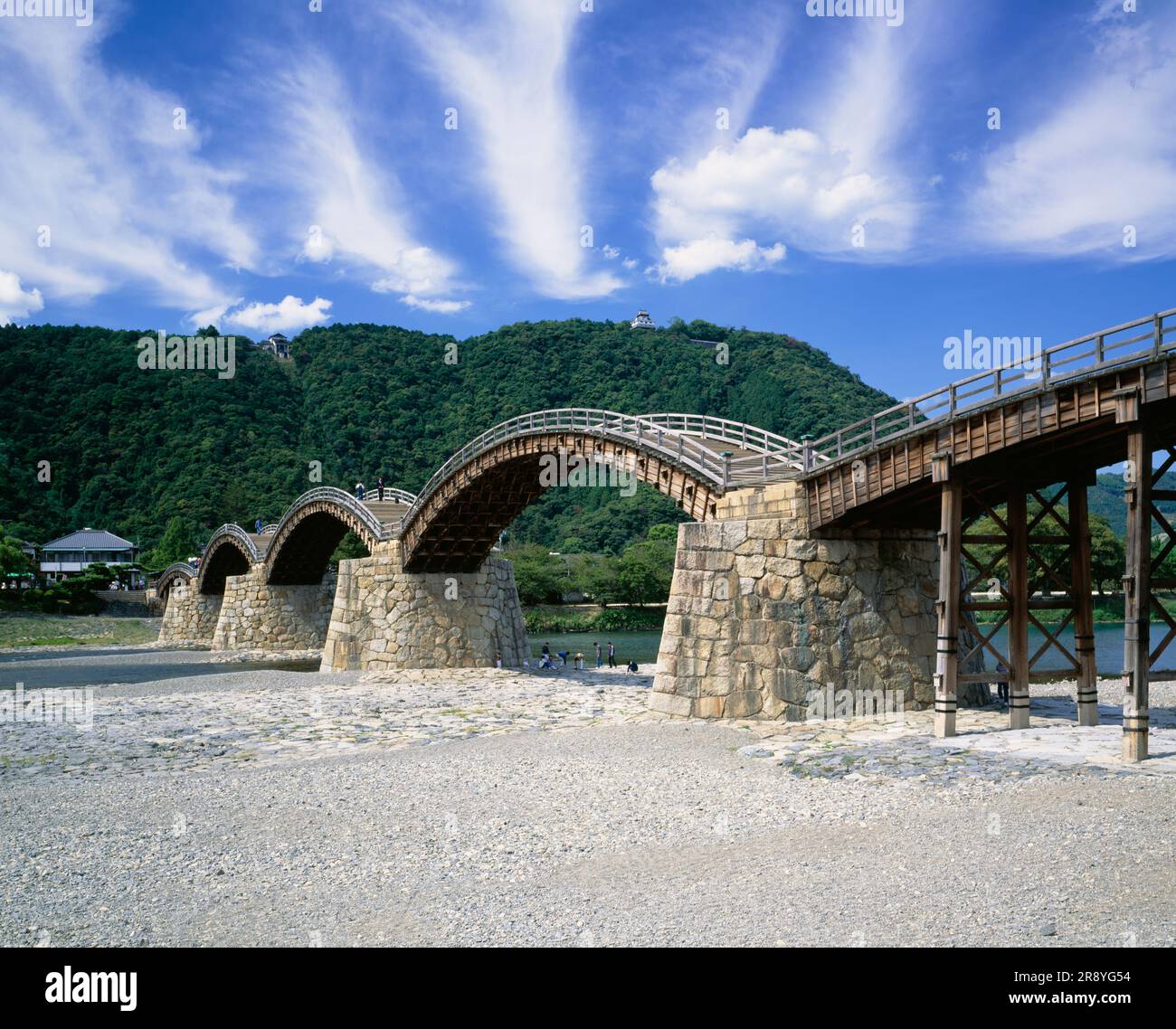Kintai-Brücke, Fluss Nishiki und Burg Iwakuni Stockfoto