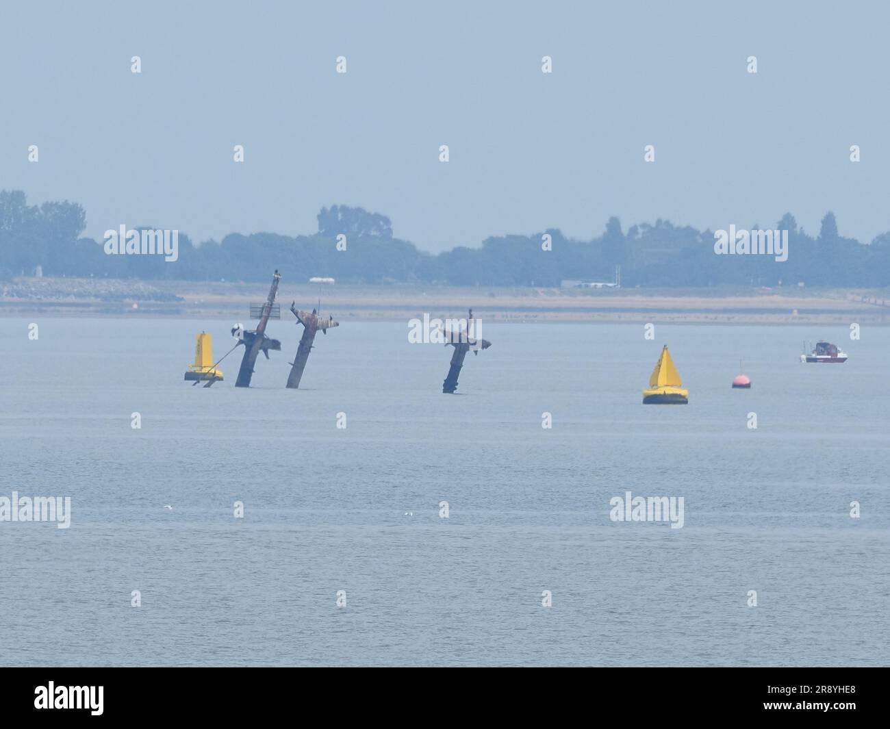 Sheerness, Kent, Großbritannien. 23. Juni 2023. Das Verkehrsministerium hat angekündigt, dass die Masten in diesem Jahr nicht vom Schiffswrack der Thames, SS Richard Montgomery, abgeschnitten werden (wie ursprünglich geplant und bereits um 1 Jahr verzögert). Da sie 18 Objekte auf dem Meeresboden identifiziert haben, die verhindern würden, dass eine Aufbockplattform installiert wird, um die Masten sicher zu entfernen, ziehen sie alternative Optionen in Betracht. Das Schiff sank 1944 mit 1400 Tonnen Sprengstoff an Bord, 1,5 Meilen nördlich von Sheerness, Kent, nahe der Mündung der Themse. Kredit: James Bell/Alamy Live News Stockfoto