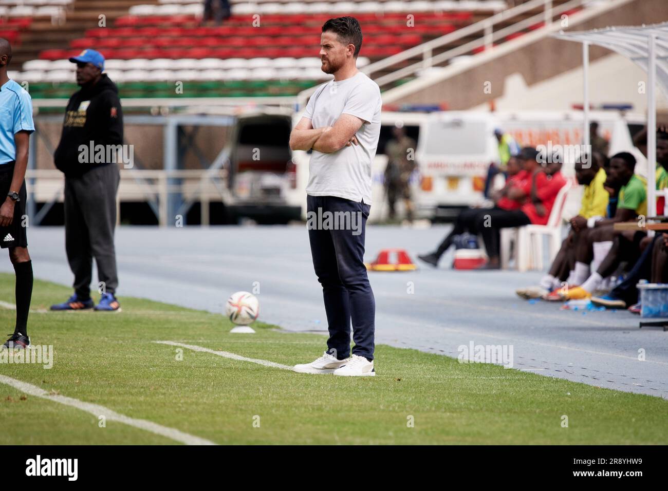 Nairobi, Kenia. 21. Juni 2023. Johnathan MCKINSTRY (Cheftrainer, Gor Mahia) beobachtet das Spiel von der Touchline aus. Gor Mahia gegen Kakamega Homeboyz, kenianische Premier League. Kasarani-Stadion. Kredit: XtraTimeSports (Darren McKinstry) Stockfoto