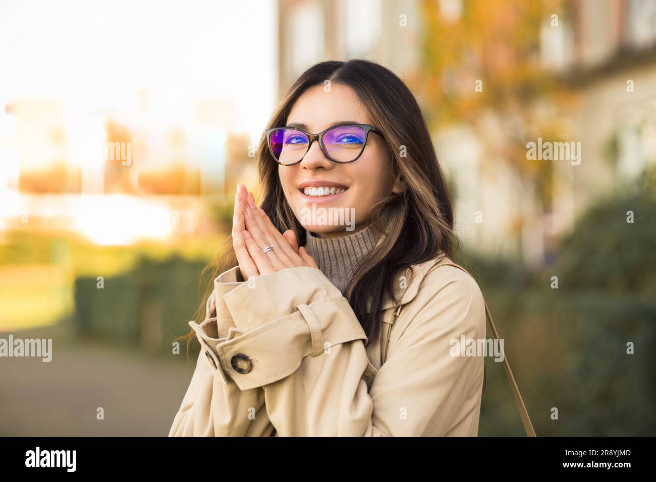 Neugierige junge Studentin, die ihre Zukunft visualisiert, träumt und plant Frau 20s mit Brille Stockfoto