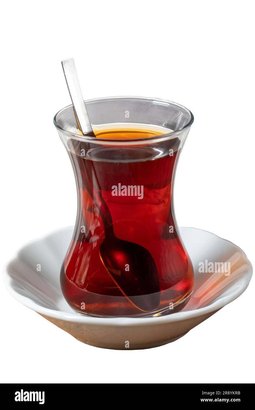 Schwarzer Tee isoliert auf weißem Hintergrund. Frisch gebrühter, traditioneller türkischer Tee in einem Glas Stockfoto