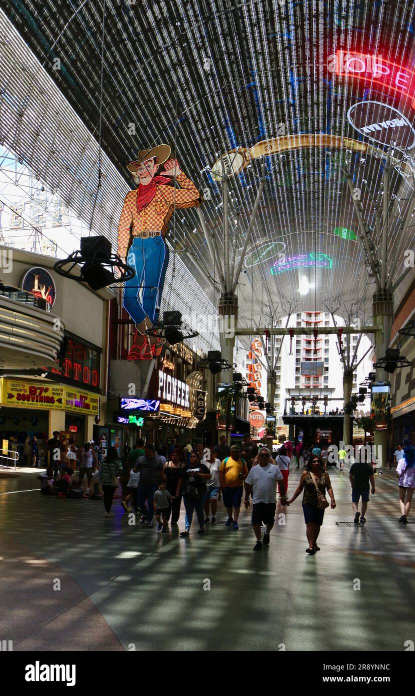 Das legendäre „Vegas Vic Neon Cowboy“-Schild im Pioneer Club Souvenir Store auf dem Fremont Downtown Casino Center Boulevard Las Vegas Nevada USA Stockfoto