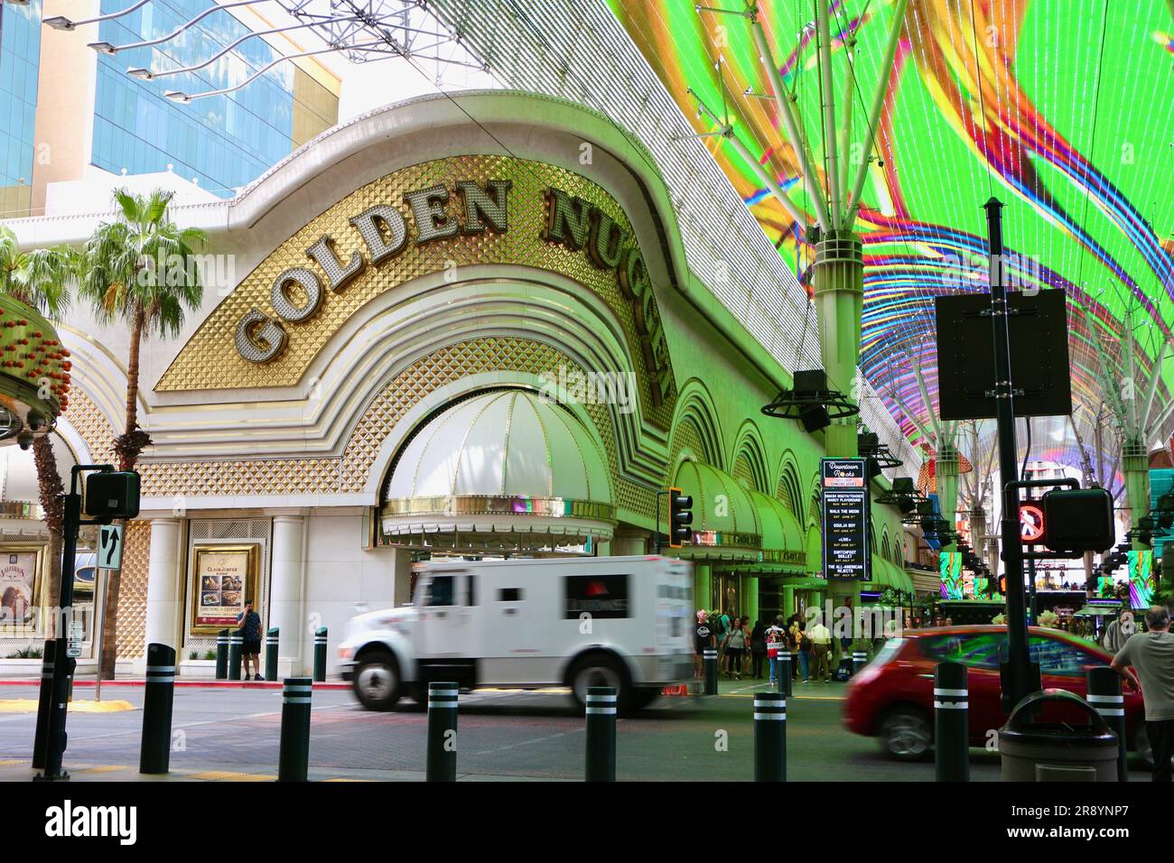 Gepanzertes Fahrzeug vorbei am Golden Nugget Luxushotel und Casino und LED-Baldachin im Einkaufszentrum 129 Fremont Street Las Vegas Nevada USA Stockfoto