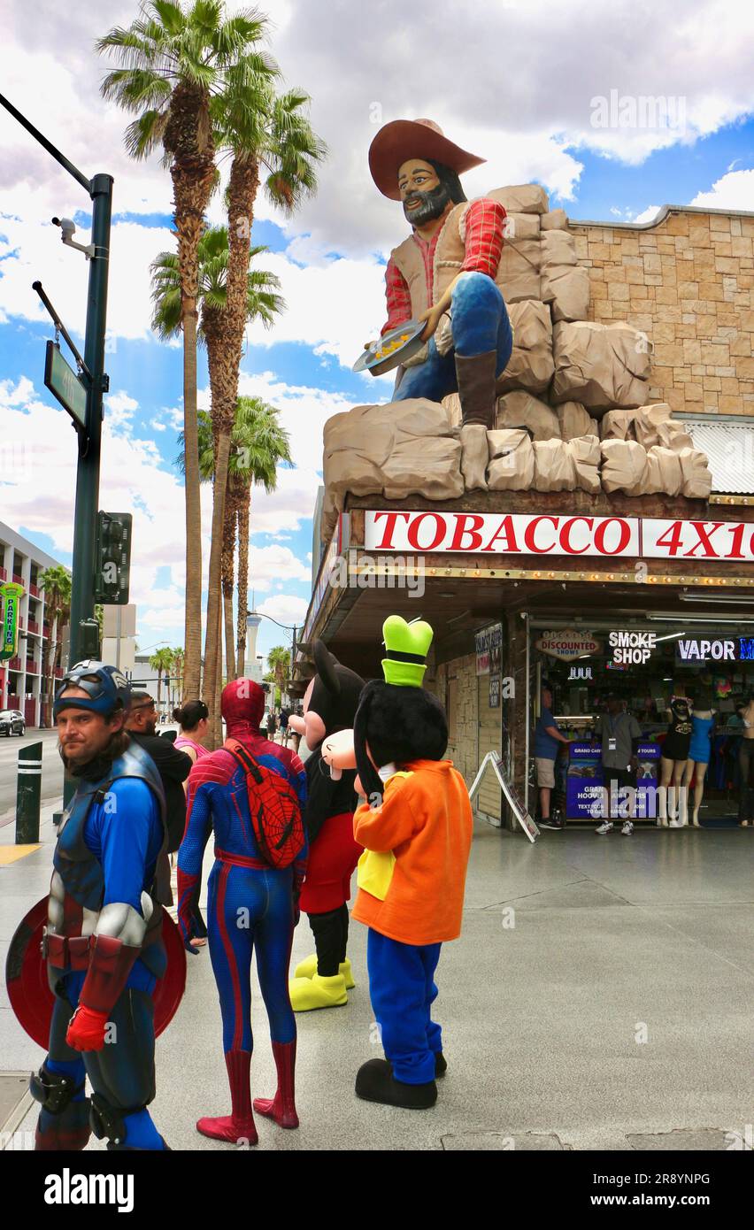 Goldsucher-Statue und kostümierte Menschen wie Captain America Spiderman Goofy Mickey Mouse der Eingang zum Fremont Experience Las Vegas Nevada USA Stockfoto
