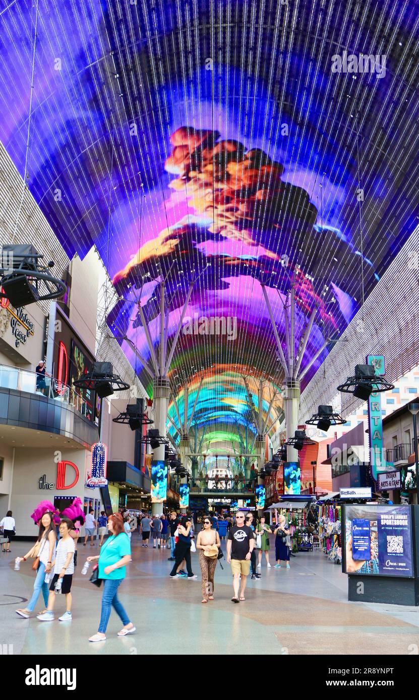 Riesige LED-Dachterrasse über dem Einkaufszentrum mit Kasinos und Unterhaltung Fremont Street Experience Casino Center Boulevard Las Vegas Nevada USA Stockfoto