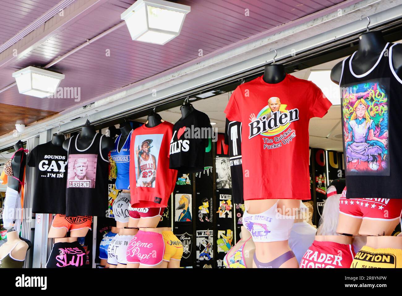 Souvenirladen für Touristen mit politisch falschen Kleidungsstücken für Trump und Biden The Fremont Experience Casino Center Boulevard Las Vegas Nevada USA Stockfoto