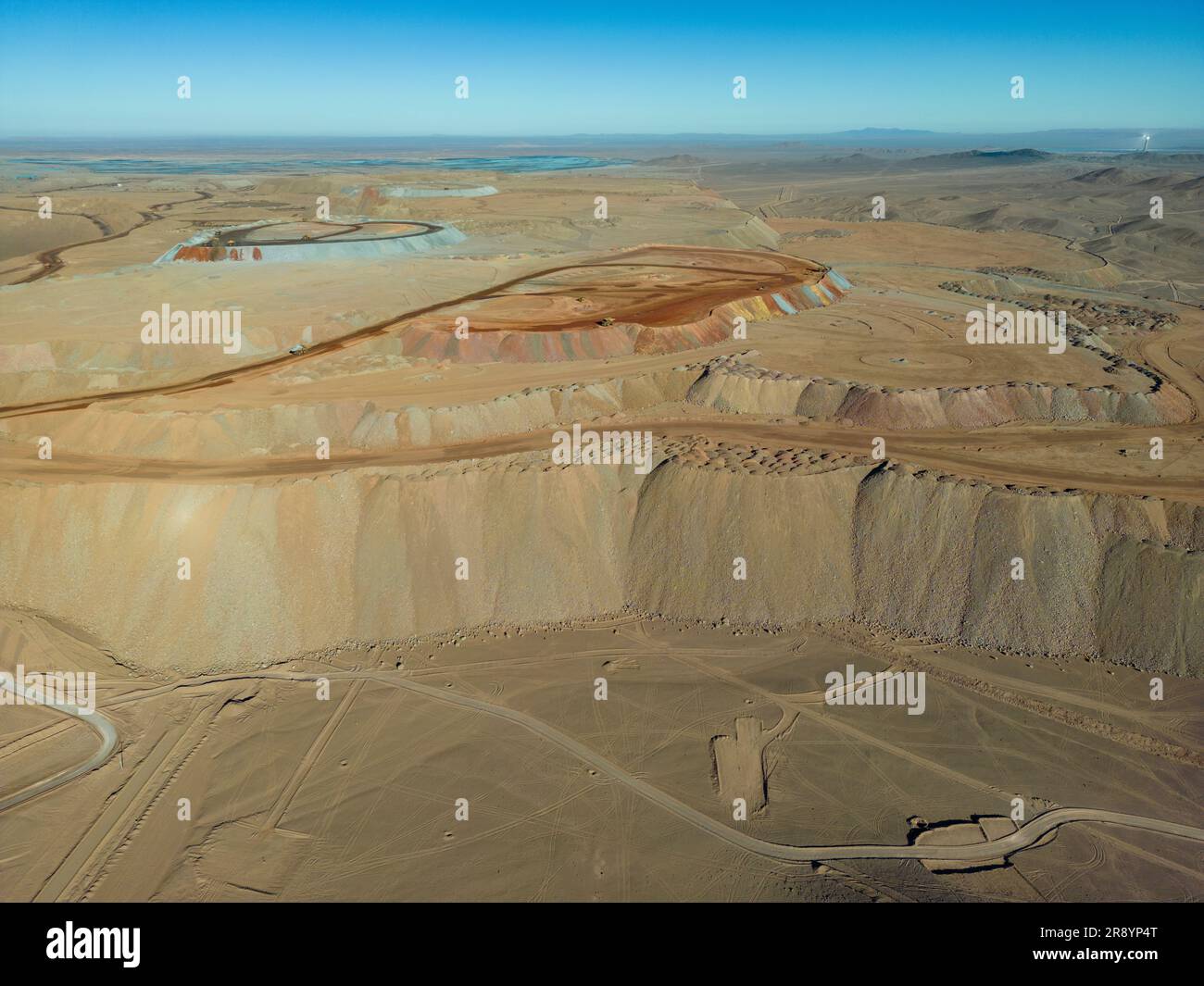 Blick aus der Vogelperspektive auf Cerro Dominador, ein riesiges Gebiet in der Atacama-Wüste, wo Mineralien aus dem trockenen Boden gewonnen werden; Antofagasta, Chile, Südamerika Stockfoto