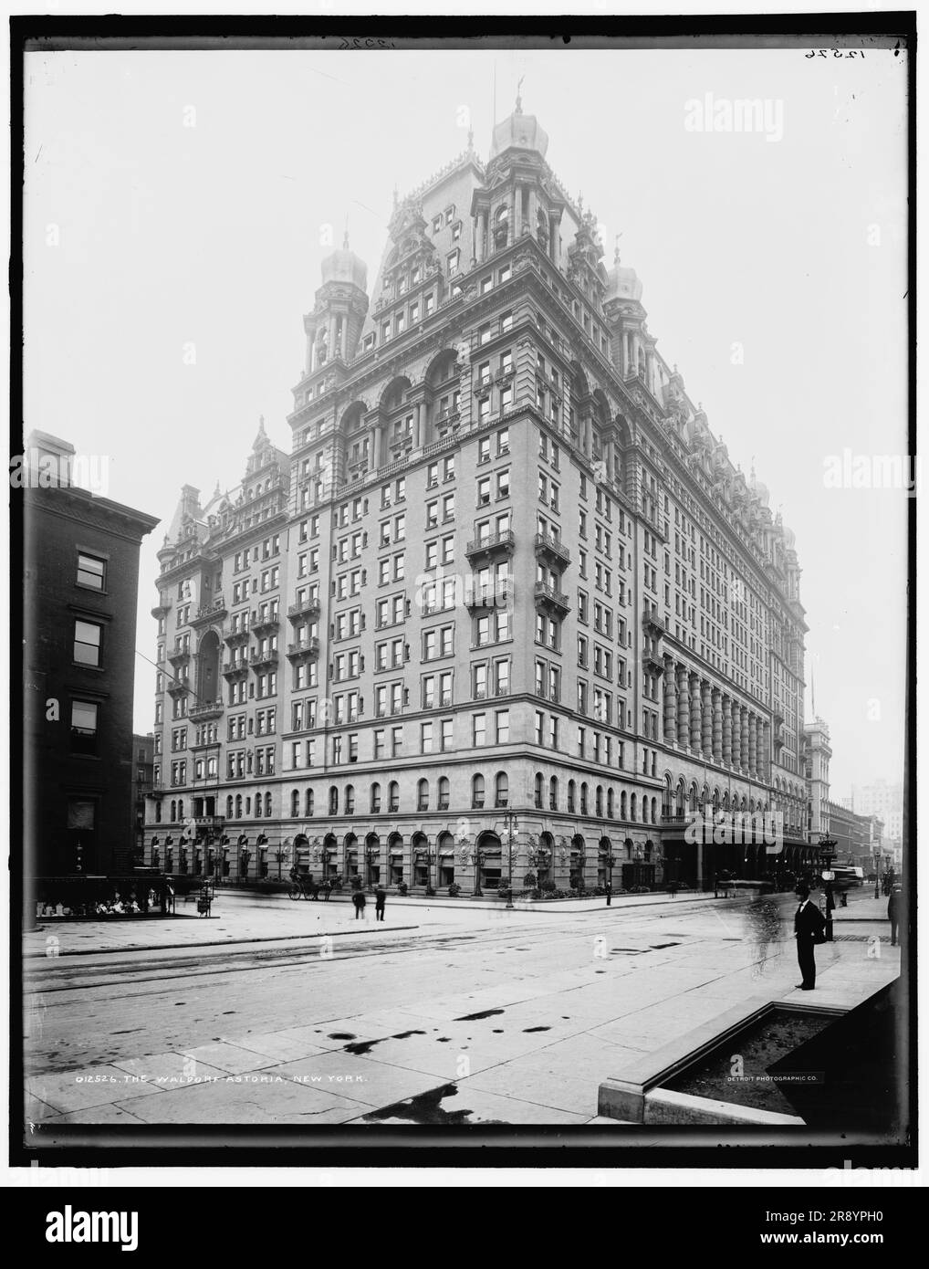 Das Waldorf-Astoria, New York, c1900. Zwei Hotels nebeneinander: Das Waldorf Hotel wurde 1893 eröffnet und das Astoria 1897. Sie wurden in die Waldorf-Astoria verschmolzen, die durch einen 300 Meter (980 Fuß) langen Korridor, bekannt als „Peacock Alley“, verbunden ist. Die Fusion gab dem gemeinsamen Hotel 1.300 Zimmer, was es zum größten Hotel der Welt zu dieser Zeit machte. Das Waldorf-Astoria wurde 1929 abgerissen, um Platz für den Bau des Empire State Building zu schaffen. Stockfoto