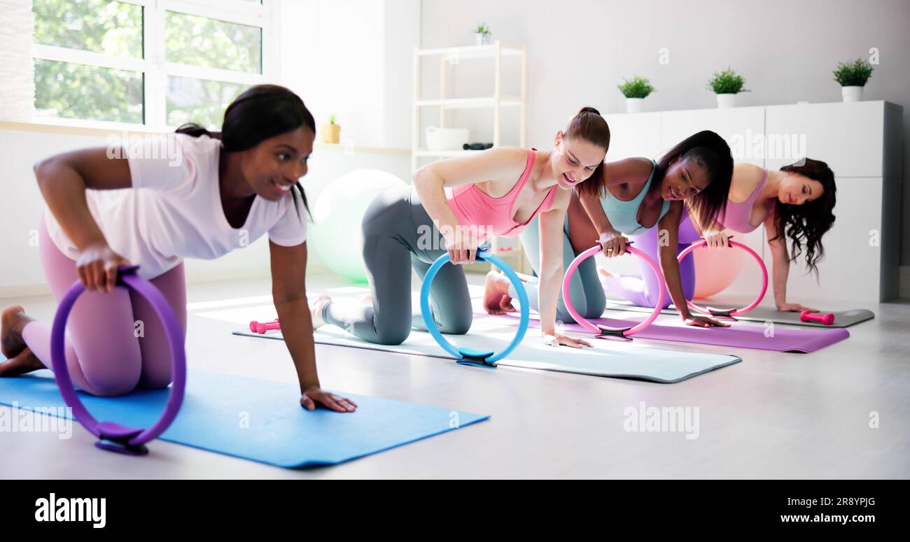 Training Mit Dem Pilates Ring Im Fitnessstudio. Pränatale Schwangerschaftsgymnastik Stockfoto