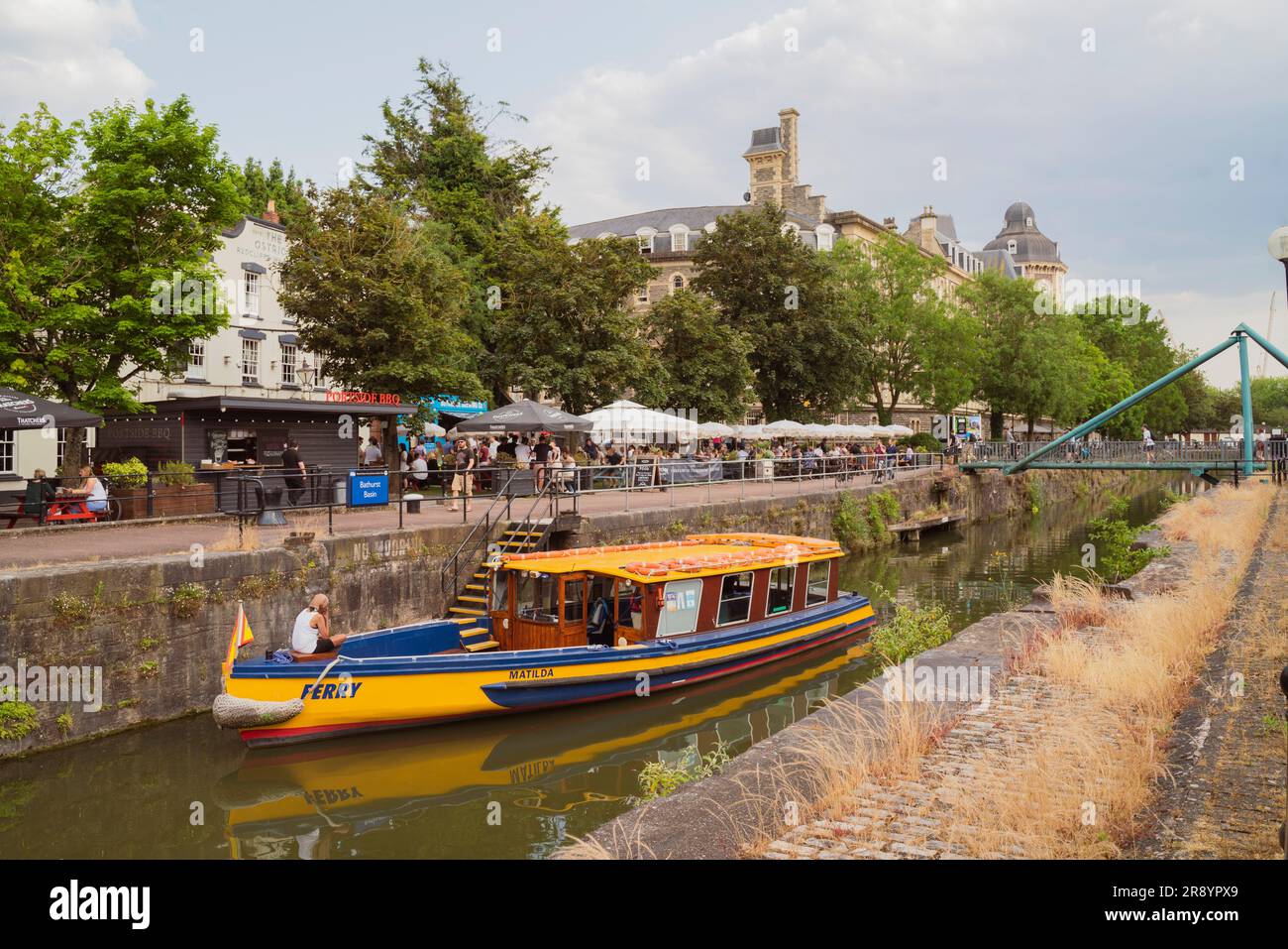 Ein Flusstaxi wartet im schwimmenden Hafen im Stadtzentrum von Bristol, England, Großbritannien Stockfoto