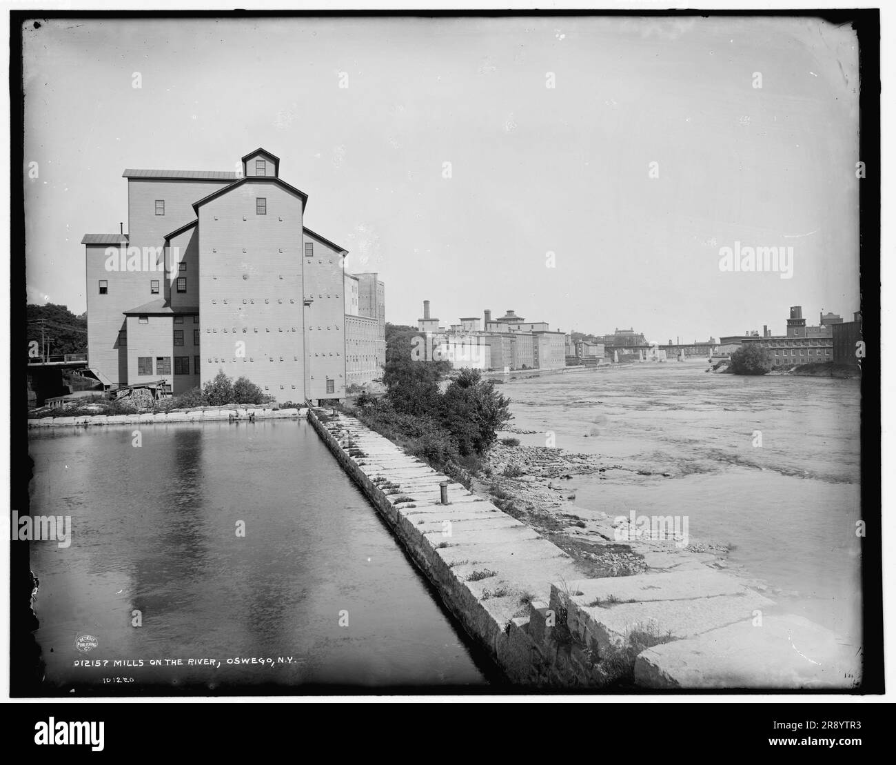 Mühlen am Fluss, Oswego, New York, zwischen 1890 und 1901. Stockfoto