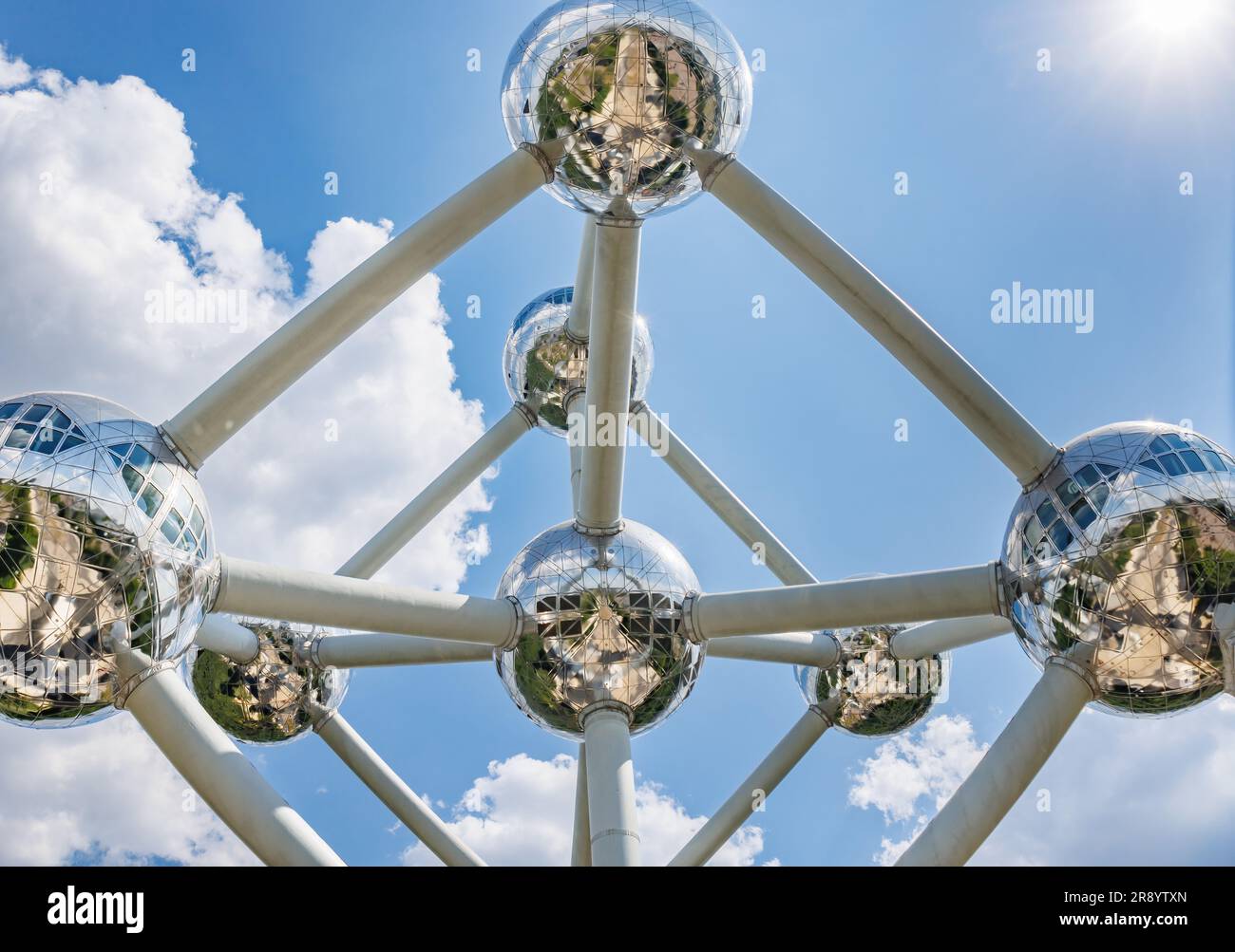Brüssel, Belgien - 15. Juni 2023: Das Brüsseler Atomium, ein modernistisches Gebäude, das ein Silberatommodell darstellt. Ursprünglich als konstruiert Stockfoto