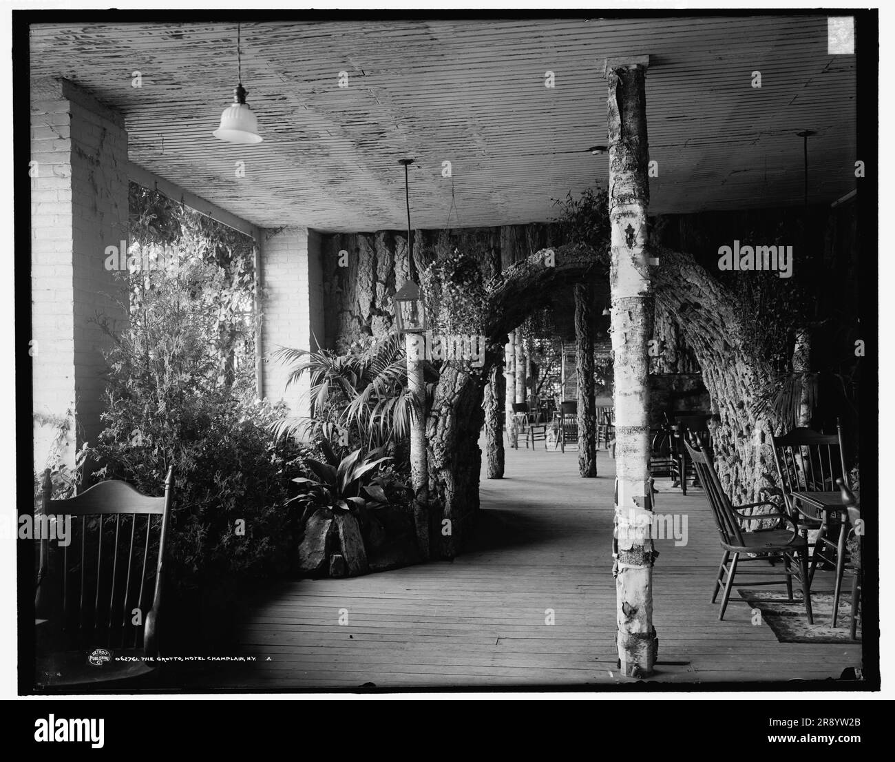 The Grotto, Hotel Champlain, N.Y., zwischen 1900 und 1910. Das Hotel diente als US-Präsident William McKinleys 'Weißes Sommerhaus'. Die Aussicht zeigt einen Bogen, der durch den Stamm eines Baumes geschnitten wurde. Stockfoto